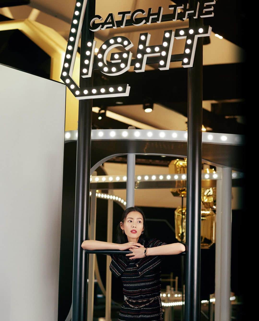 リウ・ウェンのインスタグラム：「Beautiful moments in "time" at the @chanelofficial PREMIERE event in Shanghai. Thank you for having me! 🎠⛱️ #CHANELPremiere #CHANELPremiereFunFair」
