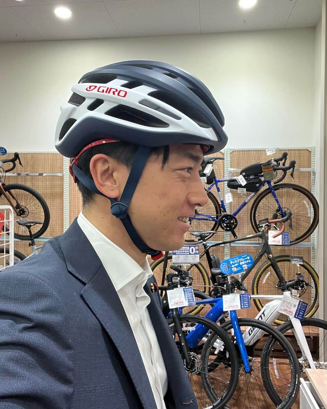 小泉進次郎さんのインスタグラム写真 - (小泉進次郎Instagram)「今日から自転車ヘルメット努力義務化。昨夜は横須賀の自転車屋さんで駆け込みゲット。いい感じ？かな。  #自転車 #ヘルメット #努力義務 #今日から期日前投票」4月1日 10時23分 - shinjiro.koizumi