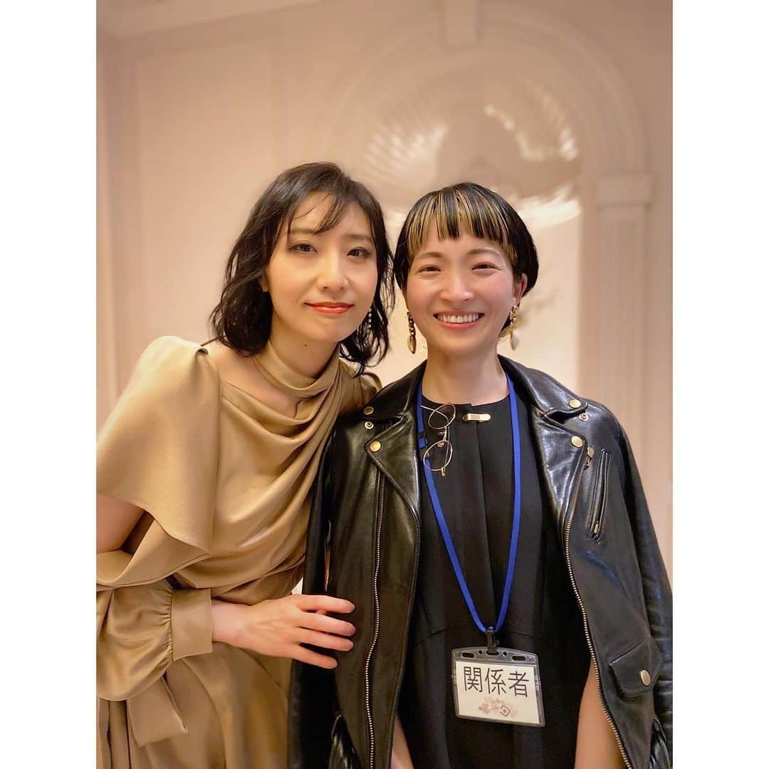 野々すみ花のインスタグラム：「首から下げた関係者プレートが 異彩を放っており恐縮です。 (この札は取った方がいいですねと外している時に「面白いからやっておけば？」と言われて、わざわざまたつけました(笑))  宝塚時代、3年間という、おそろしいくらい濃密な日々をコンビとして過ごしました、先輩の大空ゆうひさんの芸能生活30周年記念のステージを拝見しました。 同期の瀬奈じゅんさん、貴城けいさんと御三方でのショーは、貫禄と迫力と輝き、、、それだけでは言い表わせない３０年の深みに呑み込まれるようでした。 大先輩方の中に入れていただいての記念写真。有り難いです。。。！！  (今回、私は僭越ながら「声」のみ出演させていただいており、客席に響き渡った自分の声を聴いた瞬間、、、穴があったら入りたいとはこういうことかと、はっきりと実感した次第です。)  コンビといいましても、私達は13年くらい歳の差があるので、私が小学校１年生の時には、もう舞台の上に立たれていたんだなぁと思うと、とても不思議な感覚になります。  仕事を始めて３０年という歳月がどんなものなのか、私にはまだまだわからないのですが、舞台に立ち続けるための日々の緊張感がどれほどのものかと想像すると、手を合わせて拝みたくなります。  「板の上が落ち着く、みたいな」  と仰っていて、その言葉が頭の中で何度も繰り返されます。  人生ってなんだろう。 そんな大きすぎることを考えさせてもらえた、とても貴重な時間でした。」