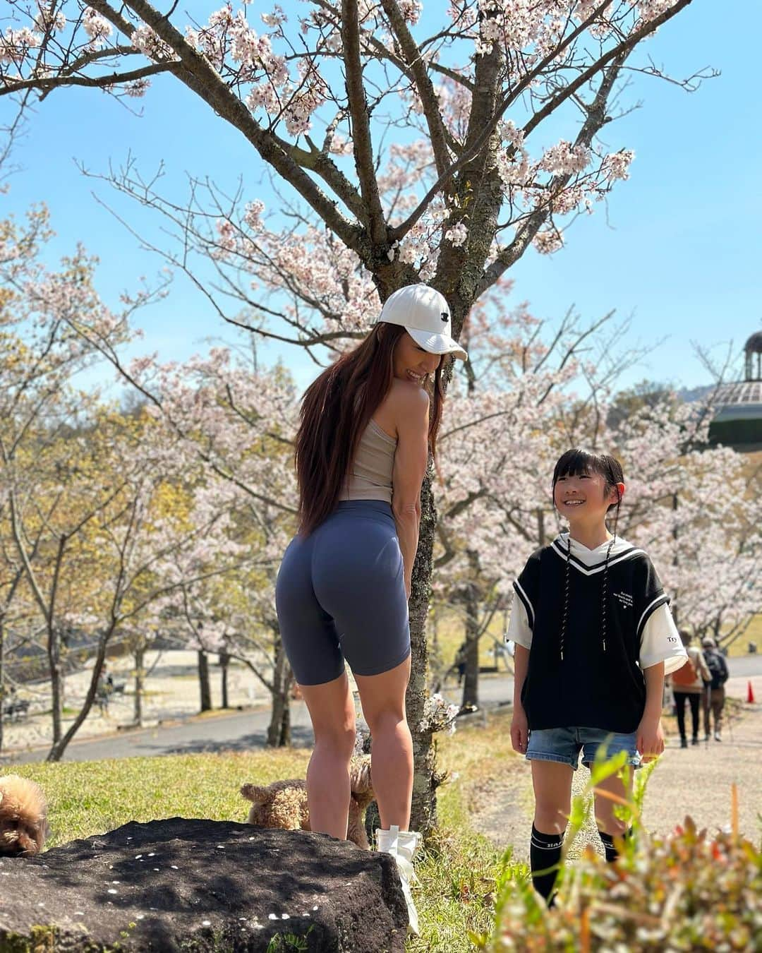 MANAのインスタグラム：「🌸🌸SAKURA🌸🌸 4月スタート✨ 今年はタイミング良く 満開でお天気も良く最高でした🥰 お仕事の合間にちょこっとお花見🌸  #sakura🌸 #春 #新しいスタート #感謝 #桜のようにみんなから愛されますように」