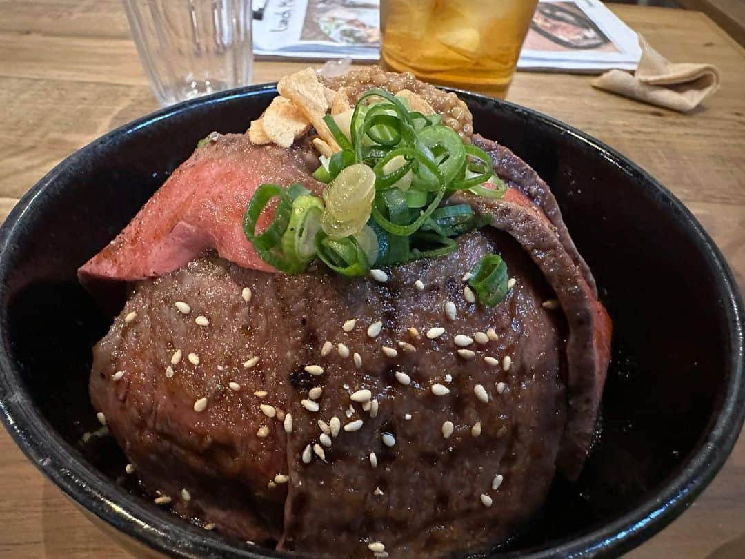 HIROさんのインスタグラム写真 - (HIROInstagram)「今日のランチ🍖ローストビーフ丼😋  久しぶりに来たが😋やはり美味い😋  店名 スタンドバイミー  住所 和歌山県伊都郡かつらぎ町佐野888   電話番号 0736-26-8653  営業時間 11:30～14:00 17:30～22:00  定休日 火曜日  駐車場 数台  PayPay 使える照れ  #和歌山県 #かつらぎ町 #今日のランチ #ランチ #昼ごはん #和歌山グルメ #和歌山ランチ」4月1日 15時57分 - hiro19770420