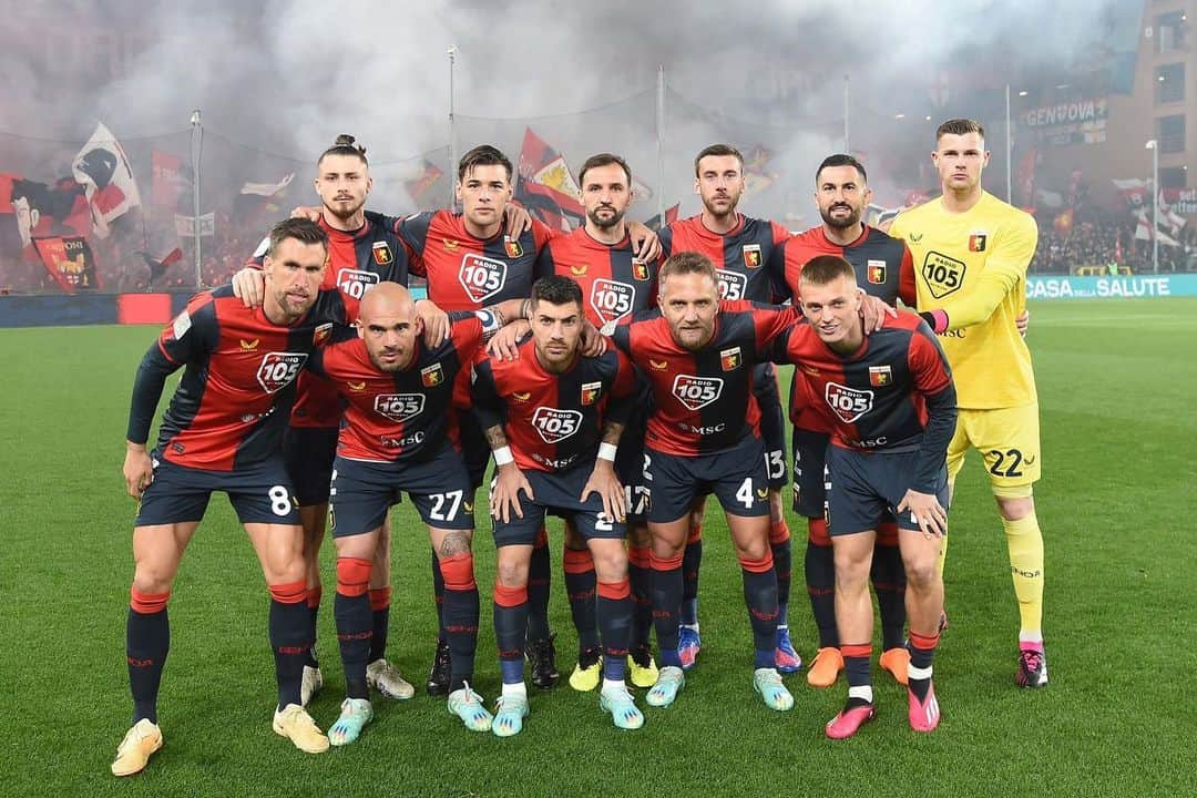 ステファノ・ストゥラーロのインスタグラム：「Atmosfera magica ieri sera, grazie per il supporto 🔴🔵 uniti fino alla fine !! -7 @genoacfc」