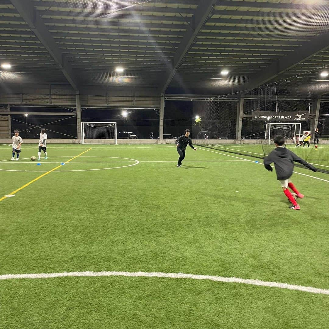 森下俊さんのインスタグラム写真 - (森下俊Instagram)「. 【CVRIG SOCCER SCHOOL KYOTO】 日頃より当スクールへのご理解、ご協力を頂きありがとうございます。 CVRIG SOOCER SCHOOL KYOTOに関しましては来年度、2023年4月より開催場所、月会費の変更をさせていただくことになりました。  ◾️開催場所 【変更前】 ミズノスポーツプラザ京都伏見 【変更後】 ベルファ宇治フットサルコート 〒611-0041京都府宇治市槇島町清水48番地  ◾️月会費 【変更前】 ¥12,000 【変更後】 ¥7,500  2023年4月5日（水）から変更させていただきます。 何卒ご理解賜りますようお願い致します。  お問い合わせはMAILもしくはDMでも承っております。 cvrigss.com @cvrigss  #cvrig  #カバリグ  #サッカー  #サッカースクール  #京都  #京都市  #伏見 #宇治市 #宇治 #京都サッカー #京都サッカースクール #伏見サッカースクール #宇治サッカースクール #cvrigsoccerschool  #ベルファ宇治 #小学生 #無料体験  #無料体験募集中　　 #無料体験受付中　 #基礎 #基礎の大切さ #基礎のアップグレード」4月1日 10時36分 - 3shunmorishita5