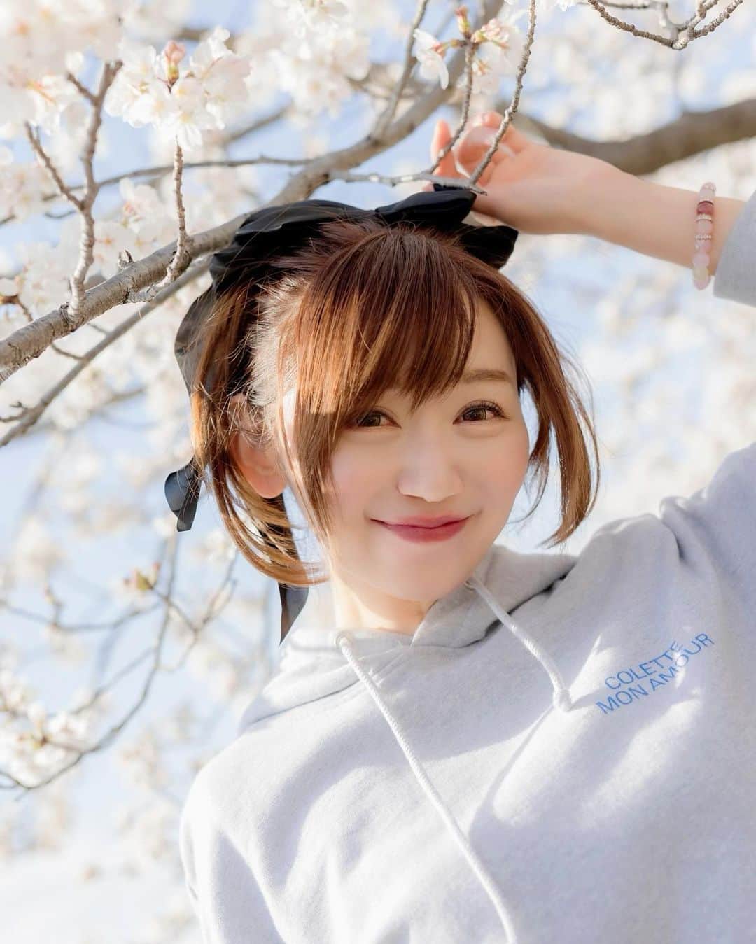 のインスタグラム：「今日から新年度🌸 ４月の新しい風が、皆さんにたくさんの笑顔を運んできてくれますように🥰  私はといえば、美女と小さな姫と小さな王子と動物園デート❤️ プライベートで動物園なんて何年振りかしら😍 たのしみー😆💕  #昨日 #あーだこーだ更新してます💕 #ちなみに #今日もメイク動画 #夕方5時更新 #忙しいのに #こだっち編集ありがとう😇 #桜 #花見」