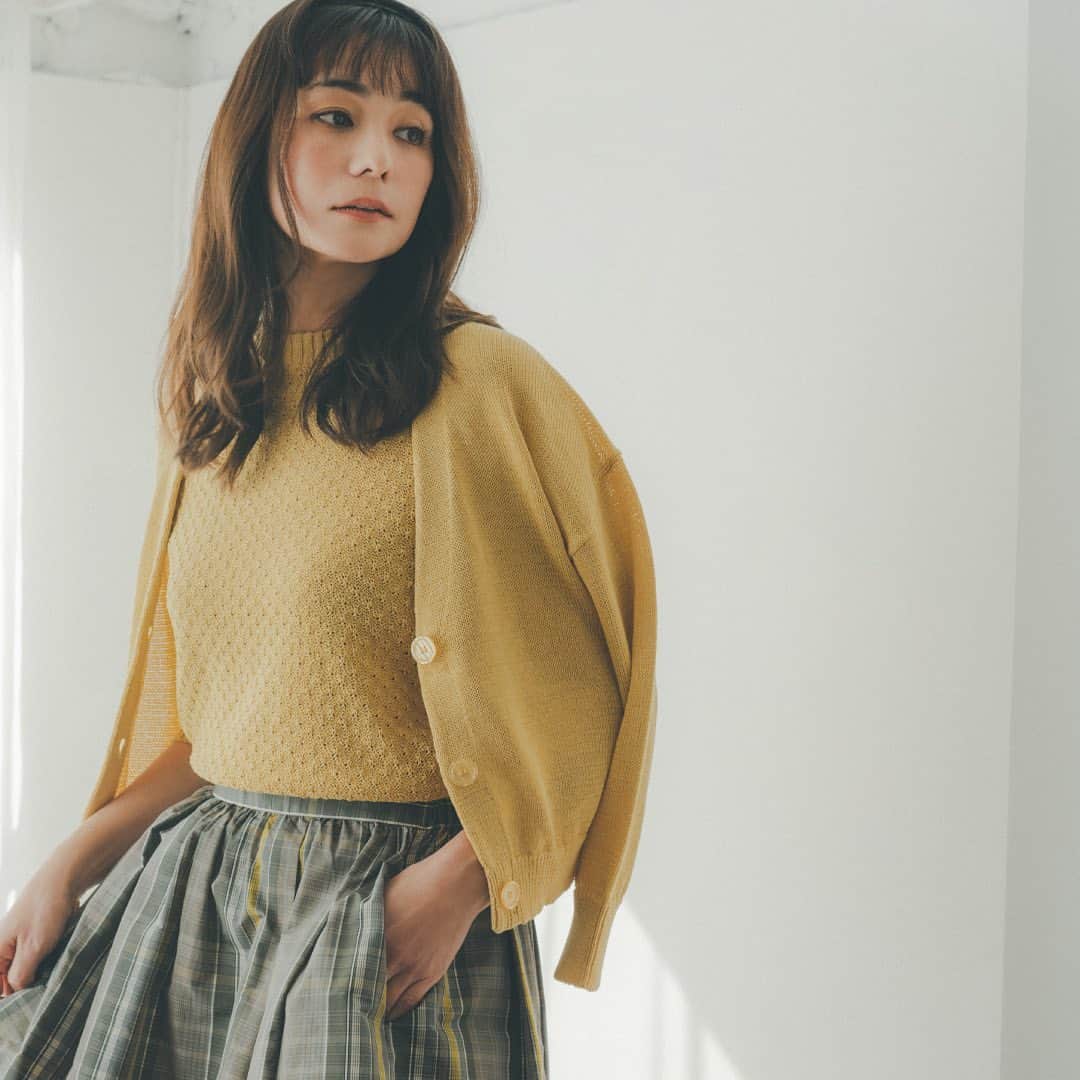 エリオポールのインスタグラム：「エリオポールで見つける スタイリスト福田麻琴さんがアンサー 春のおしゃれキーワード  少しずつ春に向けてワードローブを整え始める時期。お買い物計画は順調ですか？ 今回、今の気分に合ったベーシックスタイルを提案してくれるスタイリスト福田麻琴さんに、 この春欲しいものを伺うスペシャル企画が実現。２回に渡って、ちょっとワクワクするような 更新感と、手持ちのお洋服にも馴染みやすいワードローブのベースとなるアイテムを麻琴さんが ピックアップ。竹下玲奈さんの着こなしとともに、そのおすすめポイントを解説してくれます。  詳細はプロフィールよりオフィシャルサイトのFEATURESをご覧下さい。  @makoto087 #福田麻琴さん @renatakeshita #竹下玲奈さん @heliopole_official #HELIOPOLE  #エリオポール」