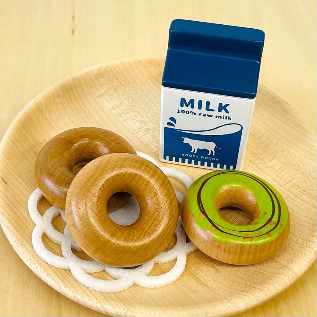 のインスタグラム：「🌲ウッディプッディからのお知らせ🌲   本日4月1日(土)よりウッディプッディブランドの牛乳を販売開始！   🗾産地直送でお届けいたします。 🐮常温保存が可能なので冷蔵庫の場所も取りません✨ 🥛賞味期限もないので長くお楽しみいただけます。   おやつや朝ごはんのお供にもおすすめです✨   【販売期間】2023年4月1日(土)から順次開始 ※在庫がなくなり次第販売終了となりますので、予めご了承下さい。   #woodypuddy #ウッディプッディ #食育 #木育 #木のある暮らし #子供のいる暮らし #おうちあそび #おうち遊び #お家遊び #室内あそび #木製 #木のおもちゃ #木製玩具 #木製おもちゃ #木製おままごと #ままごと #おままごと #おままごとグッズ #おままごとセット #はじめてのおままごと #牛乳 #ミルク #エイプリルフール #4月1日」