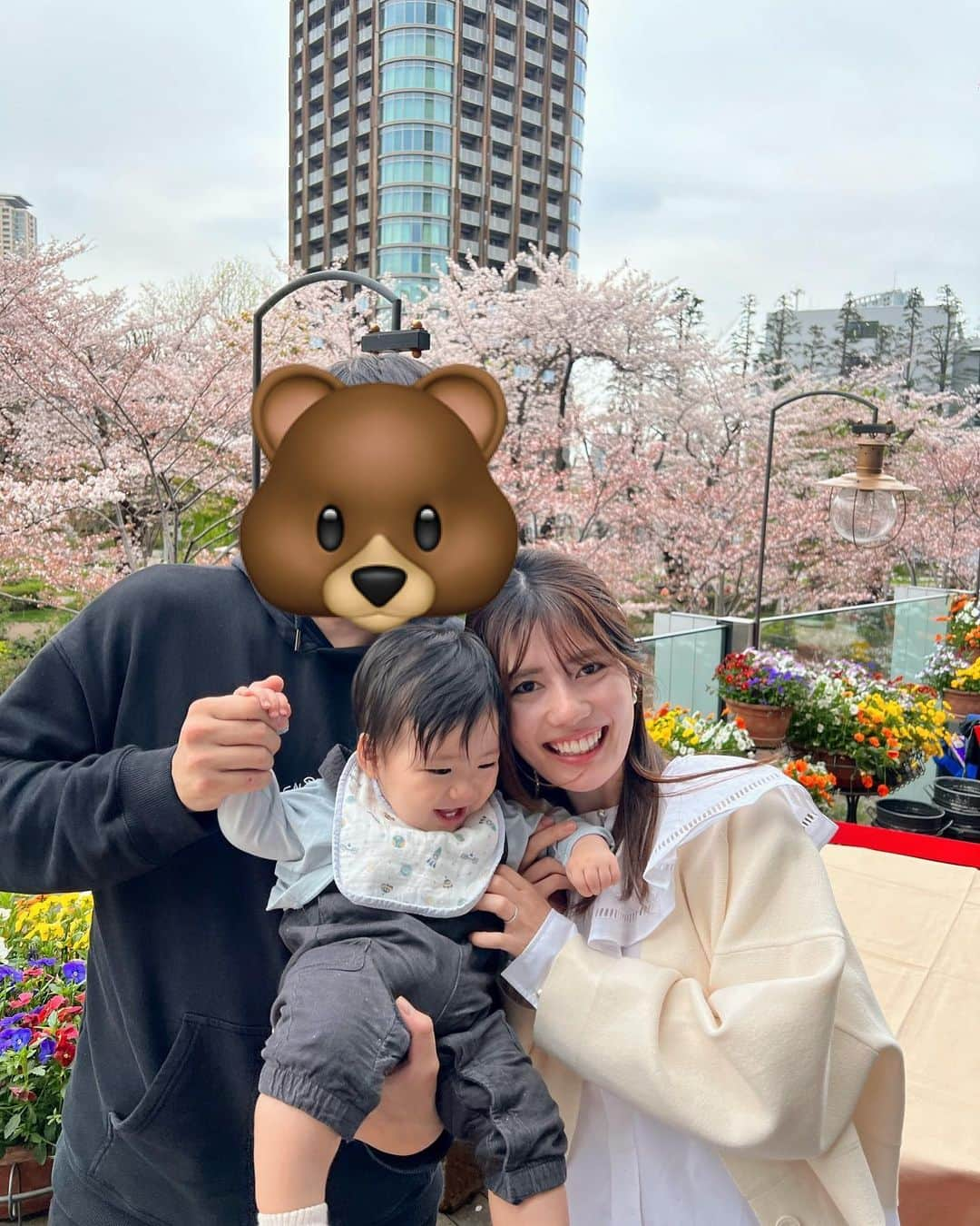 鈴木茉由さんのインスタグラム写真 - (鈴木茉由Instagram)「家族でお花見ランチ🌸 2年連続でミッドタウンのナプレへ🍕  去年安産祈願の帰りにもここでランチしたし思い出の場所〜👶🏻✨ みんなで来れてよかった♡  最近外食する時👶🏻にも離乳食あげるようになって少し大変だけど 一緒にもぐもぐできるのが嬉しい💕  #ナプレ #ミッドタウン六本木 #六本木ランチ #子連れランチ #ブラウスコーデ #ホワイトコーデ」4月1日 10時33分 - mayu__09