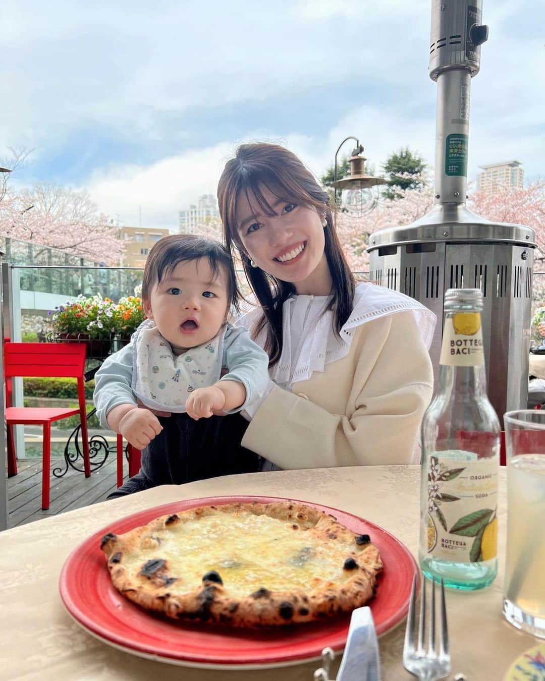 鈴木茉由のインスタグラム：「家族でお花見ランチ🌸 2年連続でミッドタウンのナプレへ🍕  去年安産祈願の帰りにもここでランチしたし思い出の場所〜👶🏻✨ みんなで来れてよかった♡  最近外食する時👶🏻にも離乳食あげるようになって少し大変だけど 一緒にもぐもぐできるのが嬉しい💕  #ナプレ #ミッドタウン六本木 #六本木ランチ #子連れランチ #ブラウスコーデ #ホワイトコーデ」