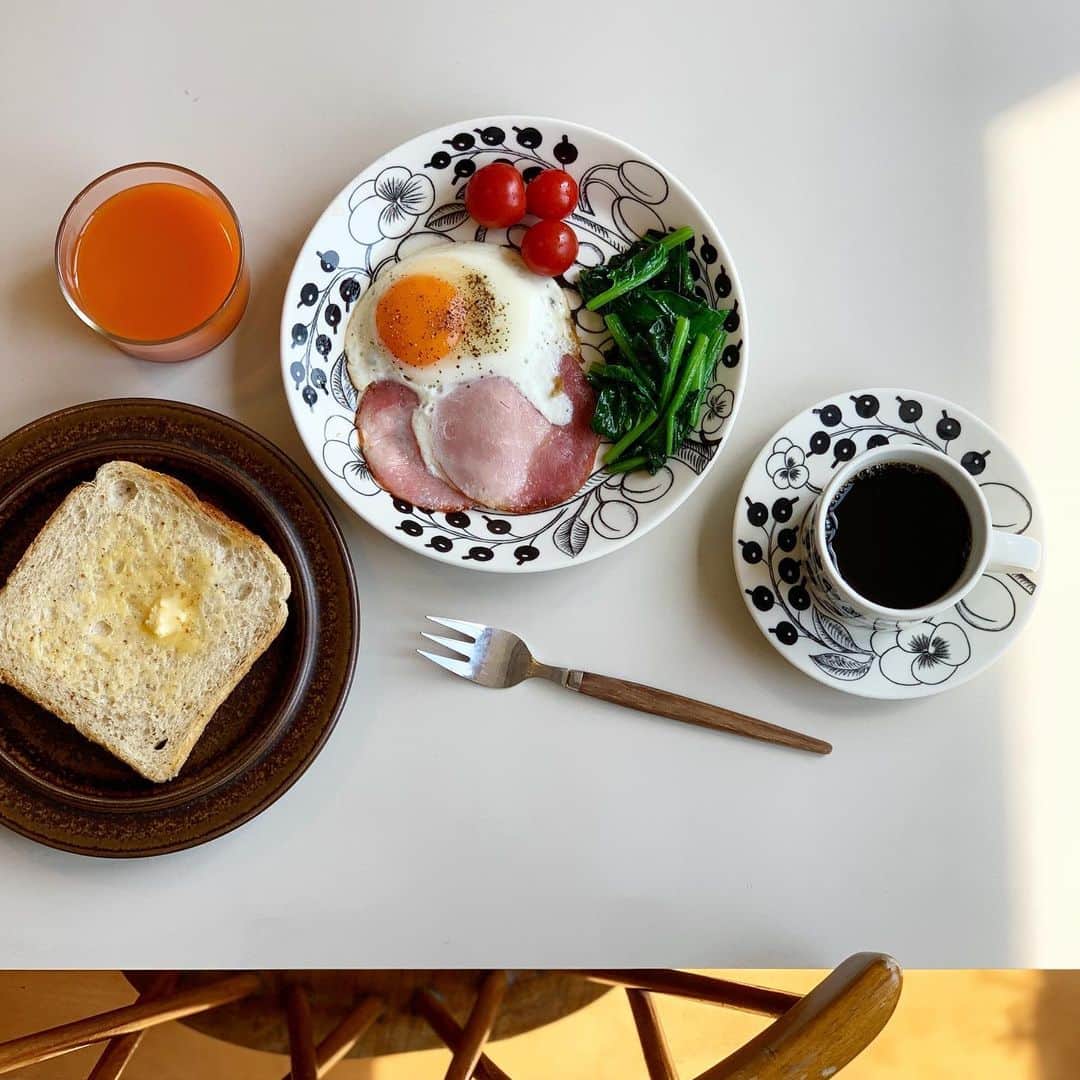 佐藤友子さんのインスタグラム写真 - (佐藤友子Instagram)「今日から4月。 今週末は夫と息子が卒業旅行中なので、久しぶりに静かなひとりの朝です。  昨晩は仕事終わりでひとりで飲みに行き、帰りに閉店寸前のお店で花を買い、朝ごはんのためにちょっといいハムとパンを購入。  誰にも起こされず10時間くらい寝て、のそのそ起きてから白湯で漢方をじんわりと飲み、コーヒーいれて、ハムエッグをつくる。  おともは人参ジュース。  こんな夜から朝の過ごし方、一体いつぶり？となってます。  たま〜に訪れるこういう日を味わっておくと、余裕がない日に、きっといつかまたあんな日がスポット的に訪れるよね、とふんばれたりするので、今日はしっかりこんな時間を味わいたいと思います。  #朝ごはん #朝ごはんの記録  #北欧暮らしの道具店」4月1日 10時44分 - tomokosato_hokuohkurashi