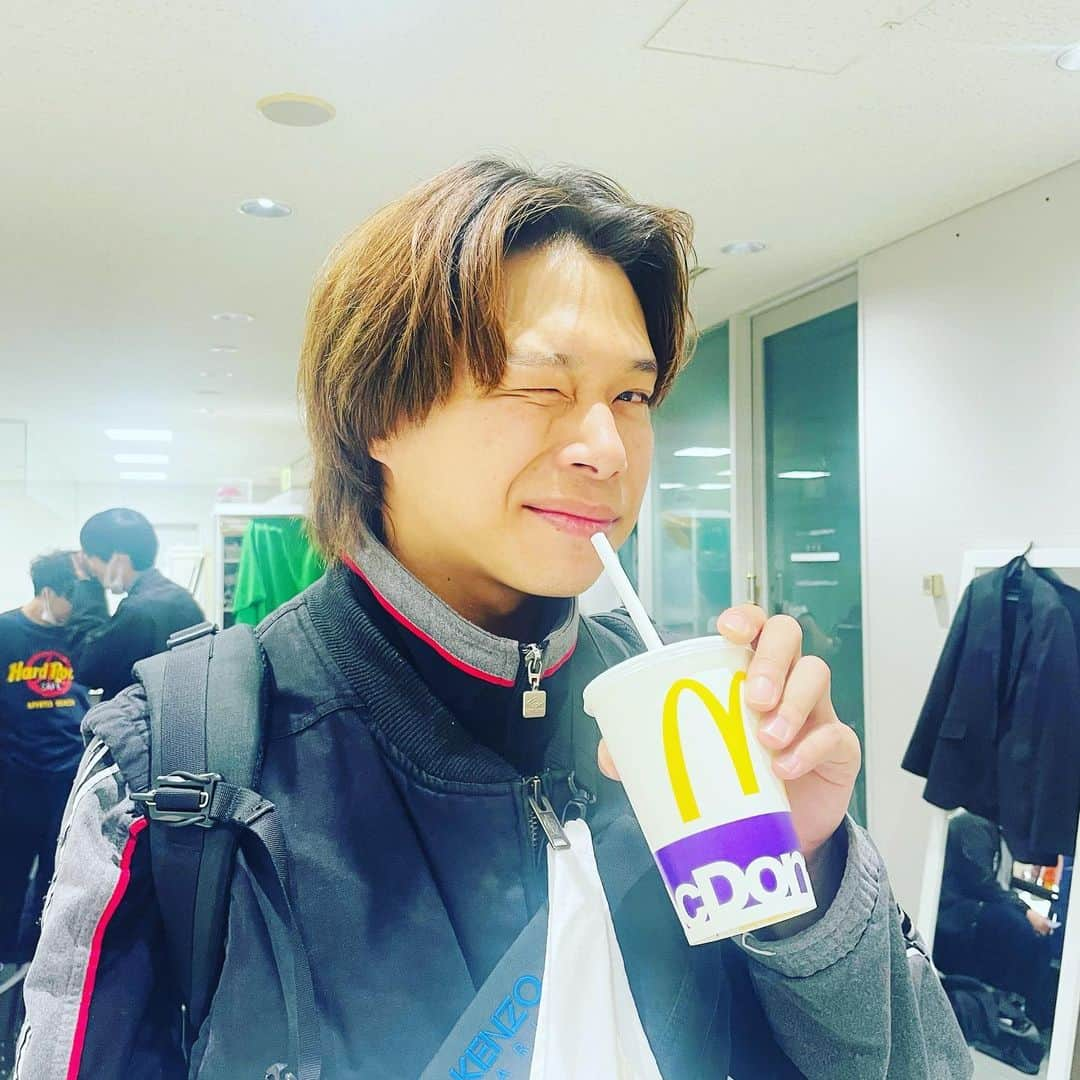 竹内知咲さんのインスタグラム写真 - (竹内知咲Instagram)「盛れマクドイケメンどうぞ！🍟  #フースーヤ #田中ショータイム #同期」4月1日 10時44分 - tensai_pianist.takeuchi