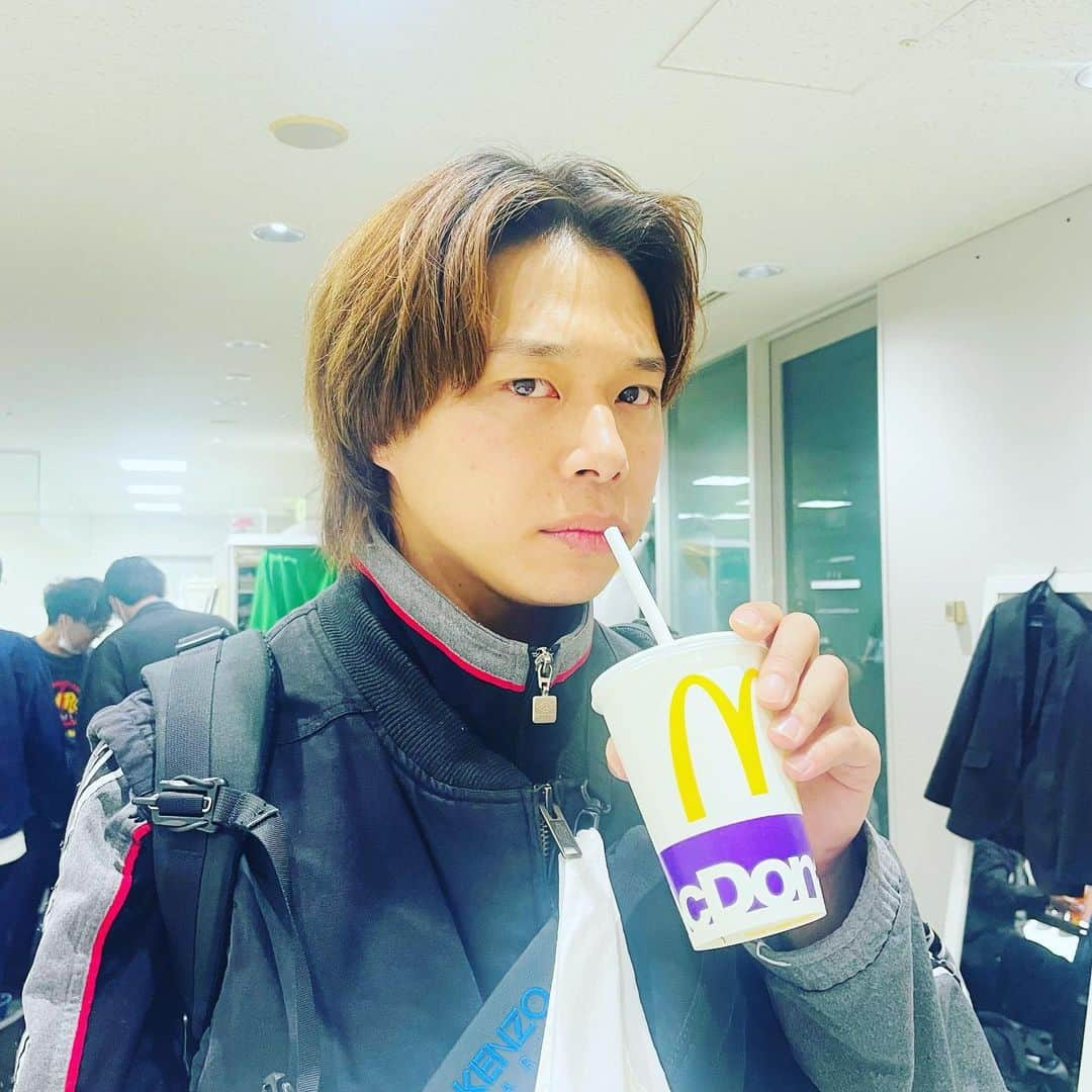 竹内知咲さんのインスタグラム写真 - (竹内知咲Instagram)「盛れマクドイケメンどうぞ！🍟  #フースーヤ #田中ショータイム #同期」4月1日 10時44分 - tensai_pianist.takeuchi