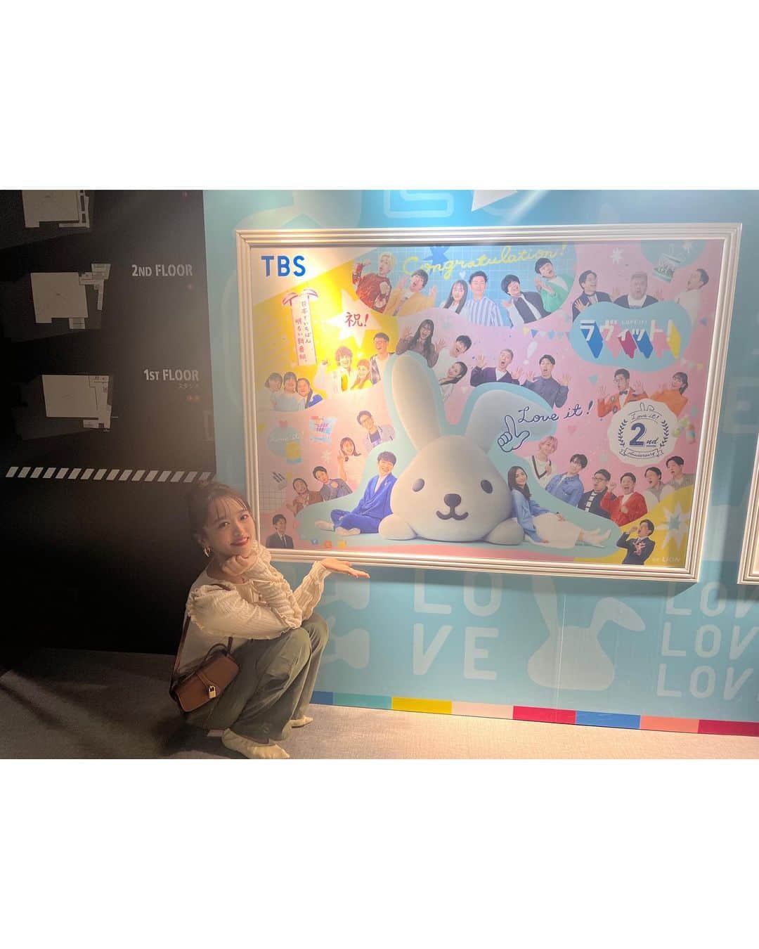 近藤千尋のインスタグラム：「気付いたら余裕がなくて 三日もインスタ更新してなかった。。笑😢❤️ ちょっと今日はたくさん更新させていただきますので お付き合いください🥹💕笑  昨日はラヴィットからの ラヴィットミュージアムに 遊びに行かせてもらったよ❣️🥰  2年間の思い出がギュッと詰まっていて 懐かしい気持ちとラヴィット愛爆発の ラヴィットミュージアム、 ぜひ皆さんも遊びに行ってみてね🫶🏻  たまたまお会いできたみなさんと 写真撮ったりお話もできて とっても嬉しかったです🥰🤝❣️  tops,one-piece @plan_c_official ring,pierce @pluietokyo shoes @dianashoespress  #近藤千尋衣装  今日は土曜はカラフル！！！ 生放送ぜひみてね🫶🏻🌸」