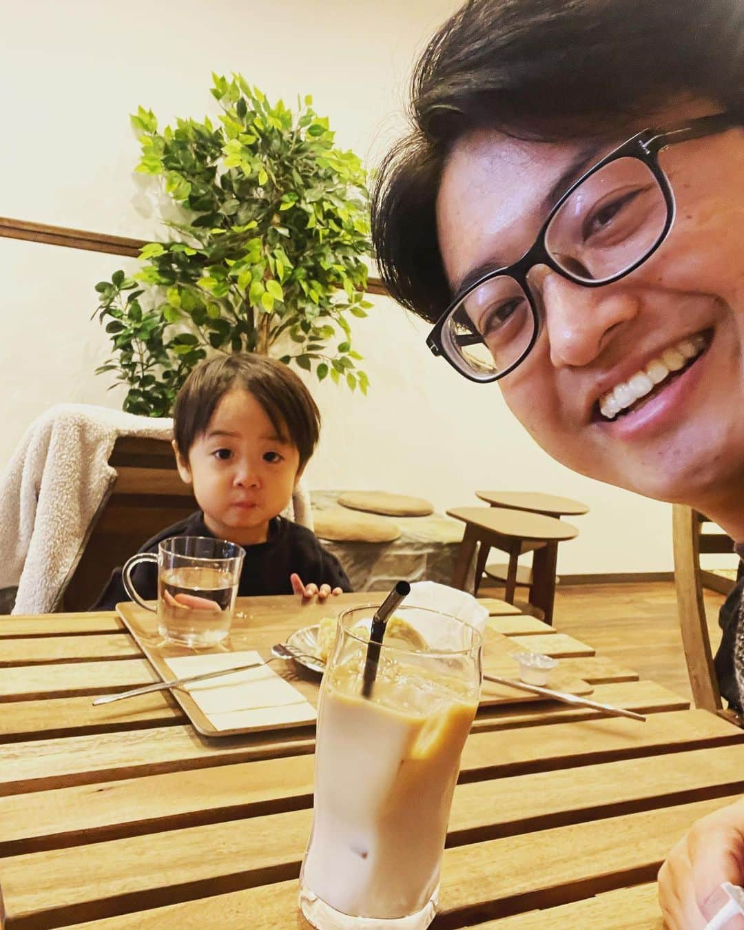 鈴木康一郎さんのインスタグラム写真 - (鈴木康一郎Instagram)「男子会😙  親子二人でカフェへ！ 大人用の椅子に座れるようになったんだなぁと成長を実感。  保育園の友達・先生の話とか、 好きな給食の話、ママの話などなど きれいな文章になっていなくても、 しっかり内容は伝わってきます！  定期的に二人カフェの時間を設けよう！ そう決意した父なのでした〜🙆‍♂️  #二人カフェ #男子会 #2人で1個のフィナンシェを分け合う #ほぼ息子くんが食べましたが笑」4月1日 10時40分 - suzuki_ko1ro