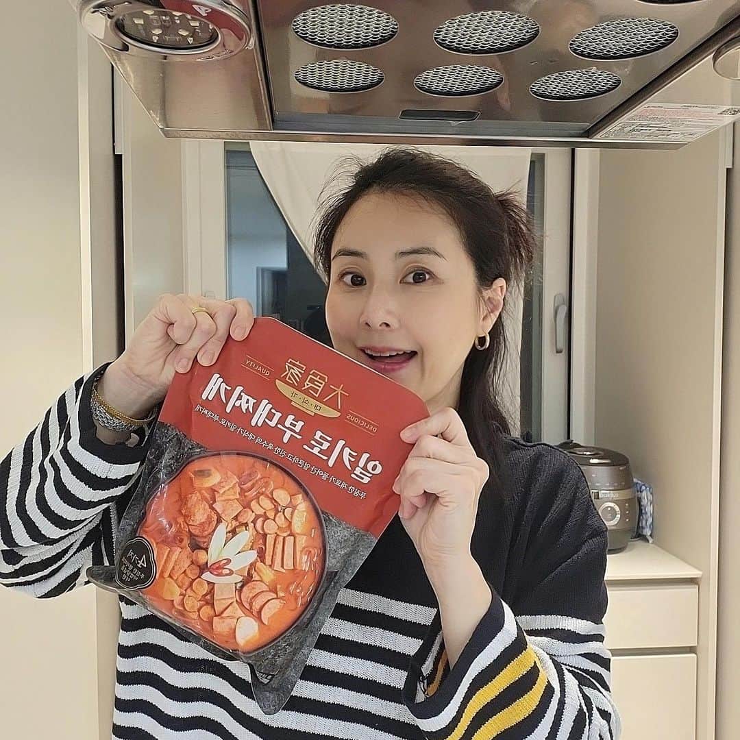 チェ・ジョンユンのインスタグラム：「짜잔!! 나들이 다녀온 후에도  너무 맛있게 먹었던 부대찌개에요💛💛  1KG 용량으로 넉넉하게 먹을 수가 있어요~ 한팩구성으로 집에서도 간편하게 즐길 수 있지만 여행 가거나 캠핑요리, 술안주 가볍게 즐기기 딱이에요  해동 후에 냄비에 넣고 끓여주고 취향에 따라서 햄, 떡, 라면, 채소, 두부 등 넣으면 된답니다 저는 자체가 내용이 넉넉해서 별도로 안넣어도 충분하고 맛있게 즐길 수가 있답니다💛  꼭 한번 드셔보세용🤗🤗  ✅프로필 링크를 클릭해주세용💛  ⠀」