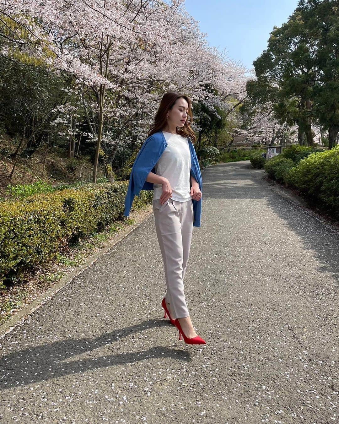 𝗬𝘂𝘀𝘀𝗮𝗻のインスタグラム：「🌸美シルエットパンツ  『Ranan』美シルエットパンツで品よく美しく。  ラナンの美シルエットパンツで早速お出かけ🌸 他撮りでこのシルエット‼️ めちゃくちゃ美脚にしてくれる🙏  生地感がすごく柔らかくて伸びもいいし、履き心地🙆‍♀️💓 ウエストもゴムだからお腹に響かない👈  カラーもたくさんあって迷いに迷って私はライトグレーに。 この色ほんまに足太く見えやすいけど ラナンの美シルエットパンツは脚長に見せてくれる👈  靴も合わせやすい丈感‼️  カジュアルにも使えるし、 お上品なお姉さんにも見えちゃう👏  やっぱりディティール大切や！  コーデに迷ったら @ranan_official から 真似すれば良いし手間も省けるw 最高！ フォローは必須🤭🤭💓  みんなも美シルエットパンツで 脚キレイにみせちゃおーぜ！  #PR #ranan #ラナン #rananstyle #トレンドコーデ #トレンドアイテム#きれいめファッション #大人ファッション #大人コーデ #大人女子 #春服 #春ファッション #春コーデ#rananパンツ #デートコーデ#大人コーデ#お上品#お姉さん#大人の女性」