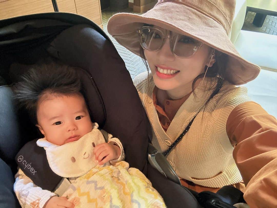 のインスタグラム：「サングラスとUV帽子かぶったら、なんか、何処のマダム？みたいになったけど気にしない。 他人は自分が思うほど他の人なんて見てないからね。  #紫外線対策グッズ  #April #春休み #2ヶ月ベビー #男の子ママ」