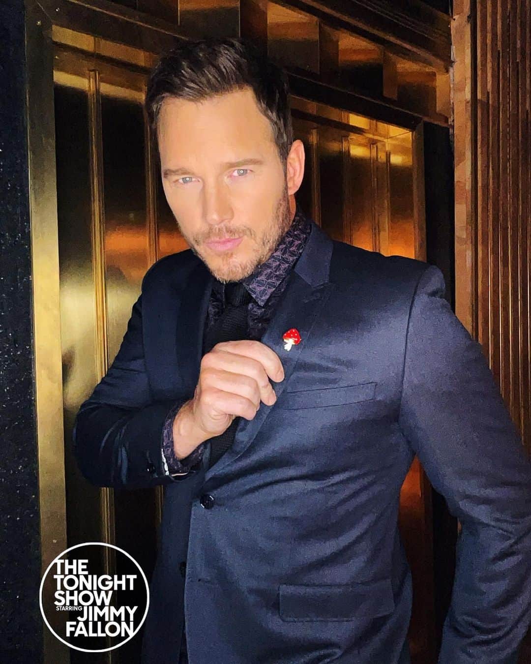クリス・プラットのインスタグラム：「There’s so much to unpack here… yes I’m wearing a mushroom pin (and I love it), yes I have a plunger on my head (no it is not comfortable) and yes… I’m on the Tonight Show with Jimmy Fallon… TONIGHT! It’s Mario time! 🍄 🪠」