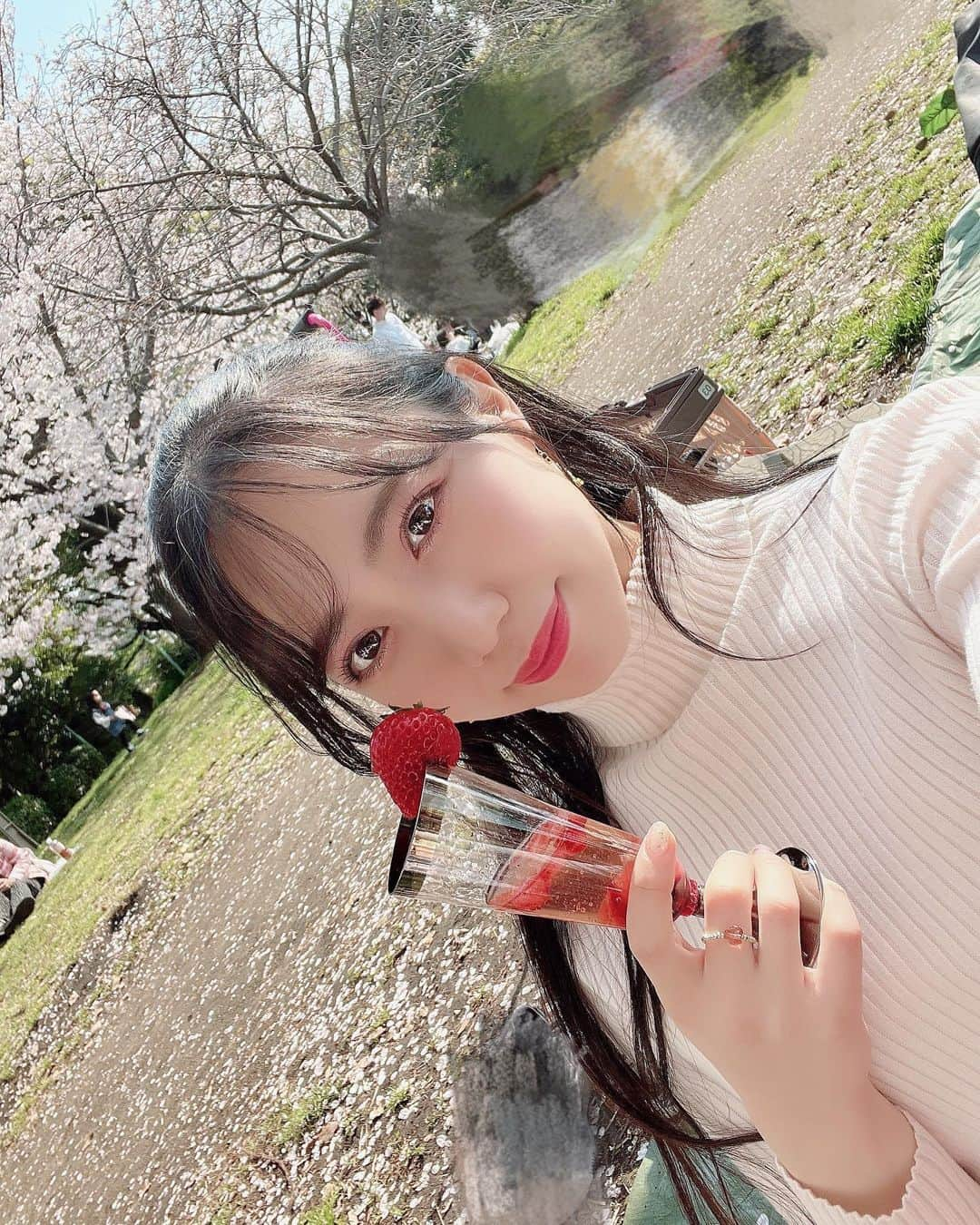 南まゆのインスタグラム：「♡ 今年は春を思う存分 感じることができました🌸 . 桜綺麗だぁ🌸☺️✨… . 今日から横浜ロック座に 4/1〜4/10まで 出演します😍 . 春らしい演目も だします🥰 . お待ちしてます💞 . #お花見　#桜 #お花見コーデ #桜ポートレート  #横浜ロック座　#浅草ロック座 #日本　#日本文化　#桜並木 #中目黒 #代々木公園」