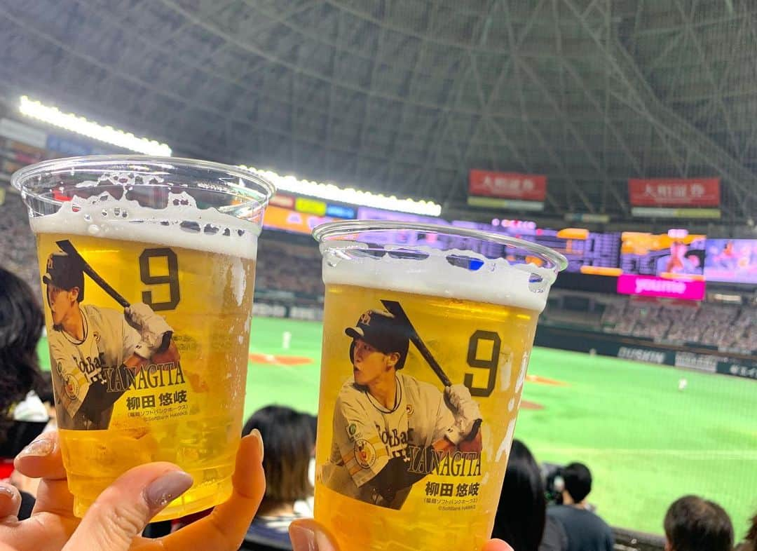 上杉あずささんのインスタグラム写真 - (上杉あずさInstagram)「. #プロ野球 2023年シーズン開幕‼️ #福岡ソフトバンクホークス 開幕戦は４－０で #千葉ロッテマリーンズ に勝利🌟開幕戦は7年連続勝利🎉  開幕投手の #大関友久 投手、そして決勝ホームランの #栗原陵矢 選手が今年最初のヒーローに🦸‍♂️ 昨年、病気や怪我で苦しんだ2人。ぜっきーの喜びの表情、ホッとした表情や、すこし潤んで見えた栗原選手のヒーローインタビューはなんかもう…こちらもうるうるきました🥺🥺  開幕戦セレモニーも #エヴァンゲリオン コラボ✨見たことは無いんですけど、迫力凄かった👀選手たちもサプライズ感満載の表情が面白い☺️  今年こそリーグ優勝、そして日本一へ⚾️🌟気合いを入れてꉂꉂ📣私も頑張るぞー‼️‼️  今季最初のたかほーーーーーーーー！！！！！  #開幕戦 #開幕セレモニー #paypayドーム #ソフトバンクホークス #たかほー #個人的には佐々木朗希投手が来てくれたことが大優勝 #タオル買いました笑」4月1日 10時55分 - azumacks