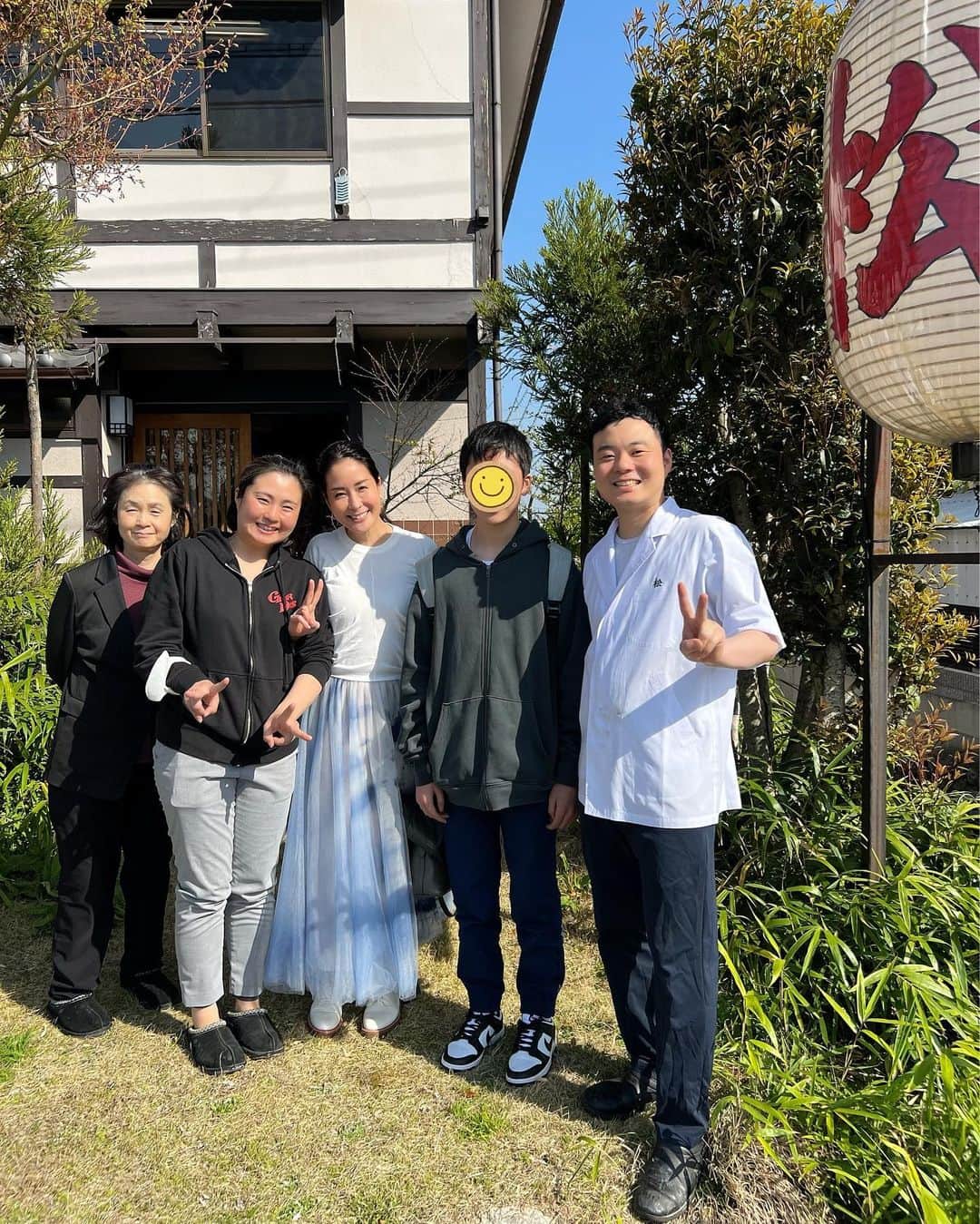 内田恭子さんのインスタグラム写真 - (内田恭子Instagram)「おはようございます。  先日、長男の京都に行きたい！と言う長男の卒業記念に母子2人でさくりと行ってきました。  桜が満開の中、ふたりで色々話しながら散歩したり、拝観したり。そしていつもあたたかく迎えてくださる松で、至福の時間を過ごしてきました。ほぼ半日のステイでしたが、なんだか濃い時間だったなあ。  そういえば、ポンコツ母とぶらり京都旅に行ったなあ、なんていつか思い出していただければ。  #長男と  #2人旅  #卒業記念品  #京都  #kyoto  #満開の桜  #内田恭子  #kyokouchida」4月1日 10時59分 - kyoko.uchida.official