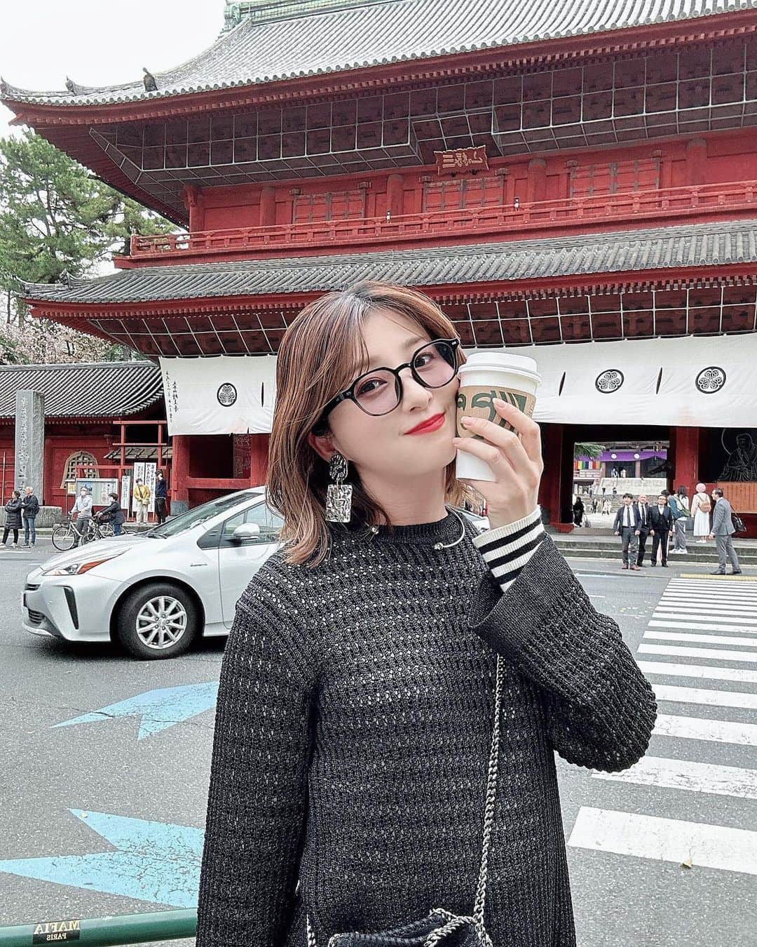 水野まいのインスタグラム：「あったかい日が続いてますね🥳✨. . 久しぶりにスタバ☕️. ほうじ茶でぬくぬくしました☺️🌸. . 桜も今週末までなんとかもって桜が長く楽しめるの嬉しいです🥰. . 久しぶりにお化粧して出掛けたので📸パシャリ. . 前髪伸びてきました😘. . #starbucks #unitedtokyo #stellamccartney #zoff #moussy #milaowen #usagionline  #スタバ #スターバックス #マウジー #ステラマッカートニー #ゾフ #ミラオーウェン #ウサギオンライン #春コーデ #お花見 #ピクニック」
