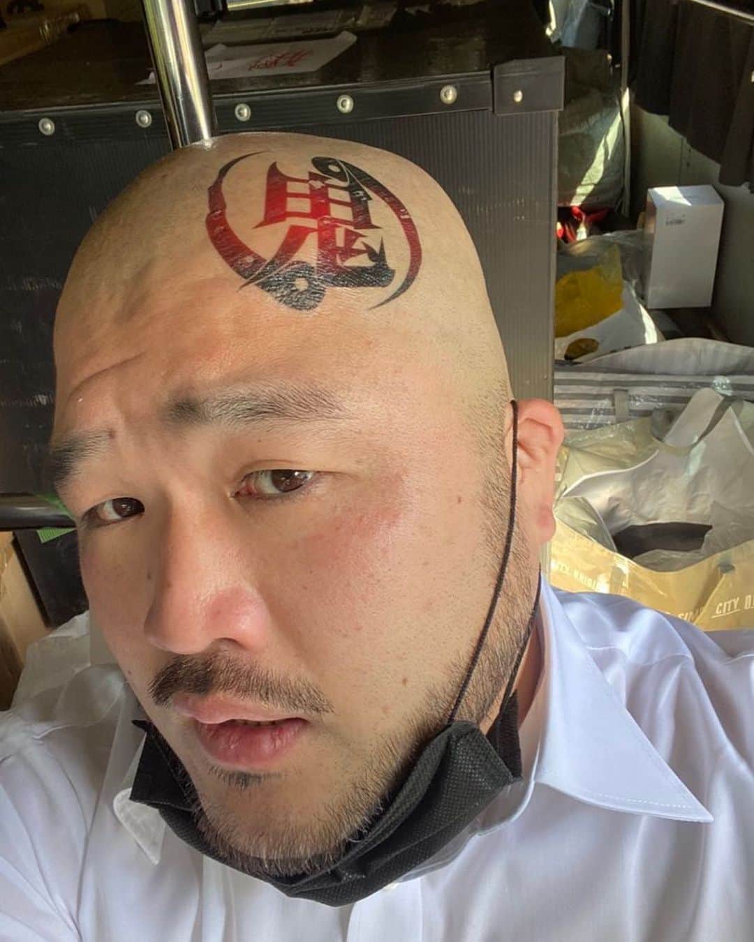 のインスタグラム：「タトゥー入れました😊😊😊  ウソよてへぺろりん   #タトゥー  #鬼  #明日  #鬼タイジ  #TBS  #見てね  #なんらかの  #役  #出てるよ  #深夜の前乗り  #山の中  #ロケ  #tattoo」