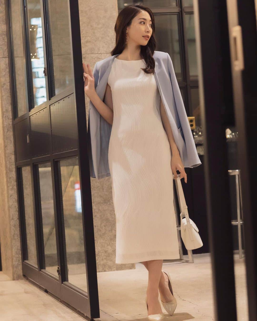 デュラスアンビエントさんのインスタグラム写真 - (デュラスアンビエントInstagram)「𝑵𝒊𝒈𝒉𝒕 𝑶𝒖𝒕 𝒊𝒏 𝑻𝑶𝑲𝒀𝑶  "爽やかな色合わせが高貴な印象へ"  #ウェーブパターンペンシルドレス  <White, Black> 【4月下旬再入荷予定】  無駄のないシンプルな佇まいに、曲線で表情をつけた生地で、大人の色香が宿る大人ドレス。  スッキリとしたシルエットですが、伸縮性の高さでストレスフリーに。  サラリとした質感でこれからの季節にも合う、ライトな着心地に拘りました。  #ノーカラーファインジャケット <White, Beige, Sax, Black>  軽い着心地でありながら、裏地付きで薄すぎず、シワの付きにくい生地が、羽織るだけで洗練された印象へ。  端正なノーカラーでキリッと引き締めつつも、ウエストを絞ったスリムなシルエットに、動きのあるフリルで女性らしく着地したジャケット。  ＿＿＿＿＿＿＿＿＿＿＿ ✔︎ @ambient_styling #AMBIENT #ambient_official #ambientstyle #アンビエント #お呼ばれコーデ #デート服 #ドレス #お呼ばれドレス」4月1日 11時12分 - ambientofficial