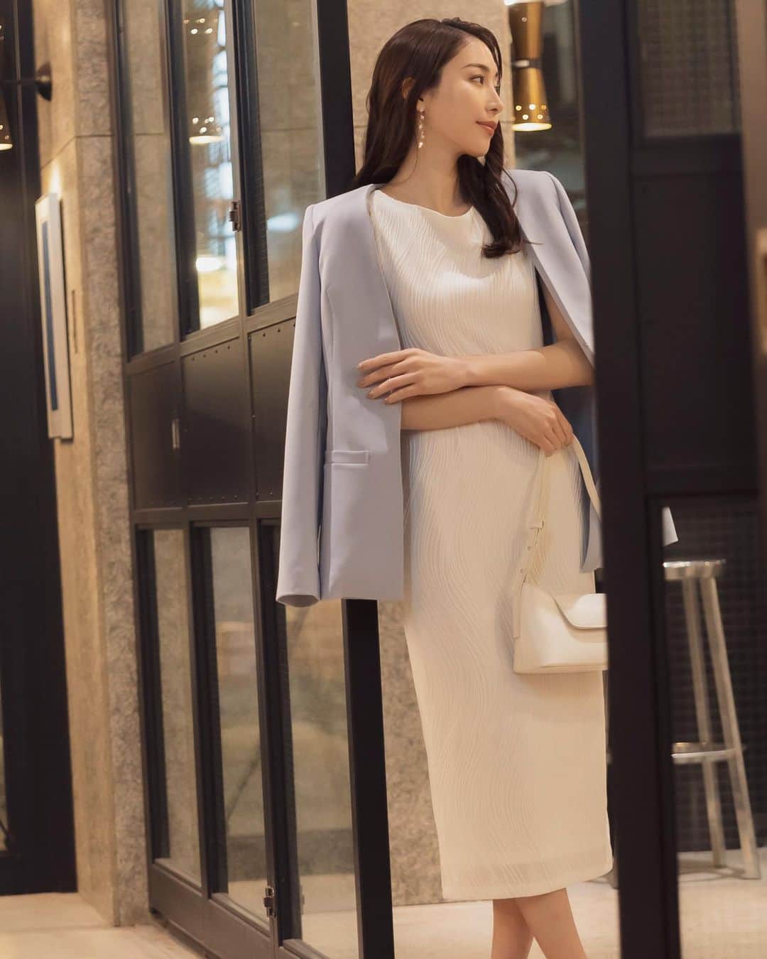 デュラスアンビエントさんのインスタグラム写真 - (デュラスアンビエントInstagram)「𝑵𝒊𝒈𝒉𝒕 𝑶𝒖𝒕 𝒊𝒏 𝑻𝑶𝑲𝒀𝑶  "爽やかな色合わせが高貴な印象へ"  #ウェーブパターンペンシルドレス  <White, Black> 【4月下旬再入荷予定】  無駄のないシンプルな佇まいに、曲線で表情をつけた生地で、大人の色香が宿る大人ドレス。  スッキリとしたシルエットですが、伸縮性の高さでストレスフリーに。  サラリとした質感でこれからの季節にも合う、ライトな着心地に拘りました。  #ノーカラーファインジャケット <White, Beige, Sax, Black>  軽い着心地でありながら、裏地付きで薄すぎず、シワの付きにくい生地が、羽織るだけで洗練された印象へ。  端正なノーカラーでキリッと引き締めつつも、ウエストを絞ったスリムなシルエットに、動きのあるフリルで女性らしく着地したジャケット。  ＿＿＿＿＿＿＿＿＿＿＿ ✔︎ @ambient_styling #AMBIENT #ambient_official #ambientstyle #アンビエント #お呼ばれコーデ #デート服 #ドレス #お呼ばれドレス」4月1日 11時12分 - ambientofficial