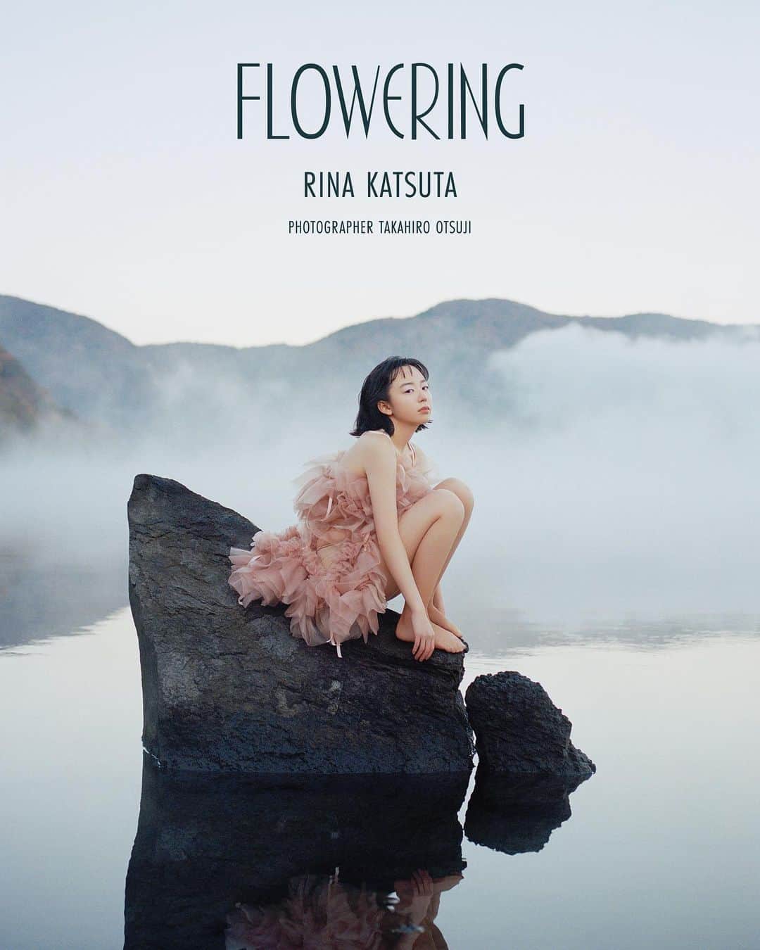 勝田里奈さんのインスタグラム写真 - (勝田里奈Instagram)「写真集「FLOWERING」発売決定。  FLOWERING 子供でも、完全な大人でもない、まるで蕾からほんの少し花開く瞬間のような、20代のほんのひと時。  ほぼメイクをしていないナチュラル（素）なものから、アート作品を纏ったような、初の水着までさまざな世界観で約1年半と長期間撮影してきました。  最高にスペシャルなメンバーで作らせていただいた写真集。 撮影1回1回が（シャッターを切るたび、みんなの全集中力が集まるその瞬間まで）本当に貴重で刺激的で、思い出と共にもうすでに全ての写真が宝物。 あまりにも刺激的すぎて毎回撮影後何か言いたかったけど1年半耐えた！笑 やっとやっと発表することができて嬉しいです。  25歳の誕生日4/6(木)12:00より予約開始となります。  たくさんの方へ届けたいです。届きますように。  #20230406FLOWERING  写真集関連投稿ハッシュタグ↑ここにまとめていきます！一緒に盛り上げてくださると嬉しいです🥳  Photographer / @photsuji  Stylist / @umedakazuhide  Hair & Make / @eriko_yamaguchi_  Atr direction & Design / @standard74」4月1日 11時15分 - rinakatsuta