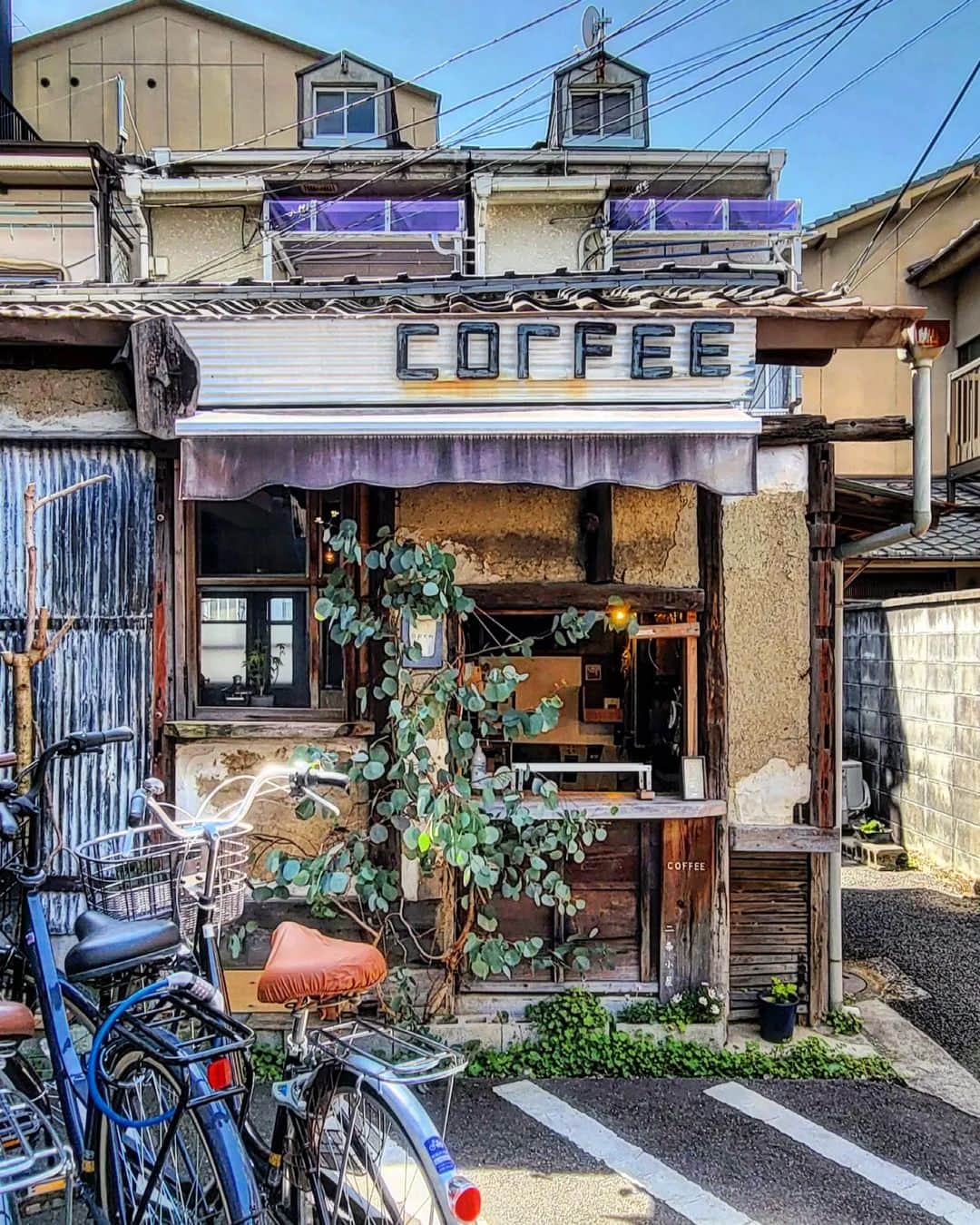 CAFE-STAGRAMMERさんのインスタグラム写真 - (CAFE-STAGRAMMERInstagram)「Hello April, Hello Nijo-Koya.  二条城まえに、二条小屋で珈琲を♪  #京都 #二条城前 #☕ #京都カフェ #二条城前カフェ #kyoto #kyotocafe #kyotojapan #kyotocoffee #二条小屋 #nijokoya ##cafetyo #カフェ #cafe #咖啡店 #咖啡廳 #咖啡 #카페 #คาเฟ่ #Kafe #カフェ巡り #coffeeaddict #カフェ部 #cafehopping #coffeelover #カフェスタグラム #instacoffee #instacafe #京都カフェ部 #sharingaworldofshops」4月1日 11時16分 - cafetyo