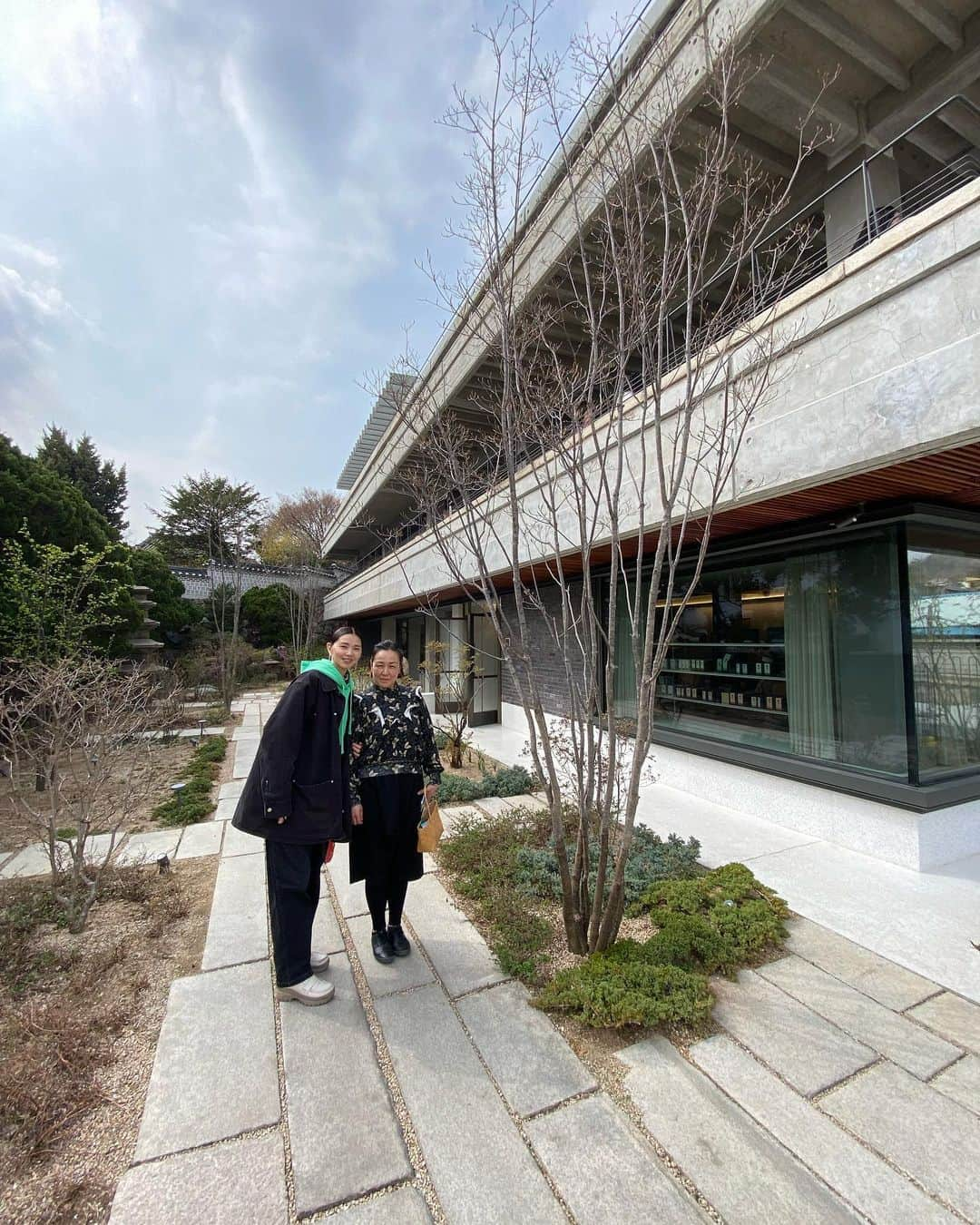 森下紀子さんのインスタグラム写真 - (森下紀子Instagram)「. 韓国在住のノッチに会いにソウルへ🇰🇷 @noccijapan   スンドゥブランチの後 三清洞にある素敵なカフェ 『Osulloc Tea House』に 連れて行ってくれました  ニューヨーク移住が決まったノッチ 向こうでも会えるのが楽しみ♡  #OsullocTeaHouse #久しぶりの再会🤍」4月1日 11時18分 - noriko_morishita_