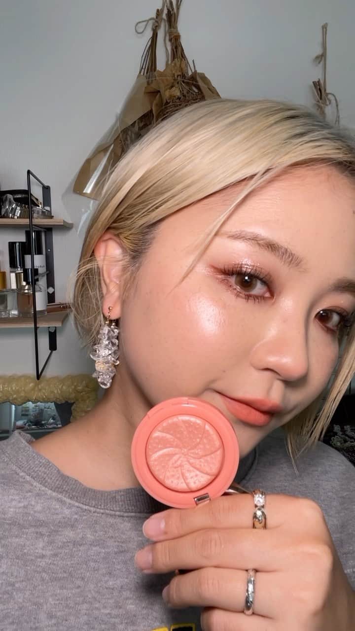Shioneのインスタグラム：「全力で推したいチーク🤍🌸 @lookfantasticjapan で購入できる @ciatelondon のglowtoblush💗 ㅤㅤㅤㅤㅤㅤㅤㅤㅤㅤㅤㅤㅤ、 、 ハイライトいらずのツヤツヤチーク💐 粉っぽくないので内側からの発色のような多幸感がでて激推しする🌼🧡 #海外コスメ #ciatelondon #glowtoblush #temptme #lookfantastic #ルックファンタスティック #ツヤ肌 #ツヤ肌メイク #コーラルピンク #コーラルメイク #イエベ春 #イエベ春コスメ」