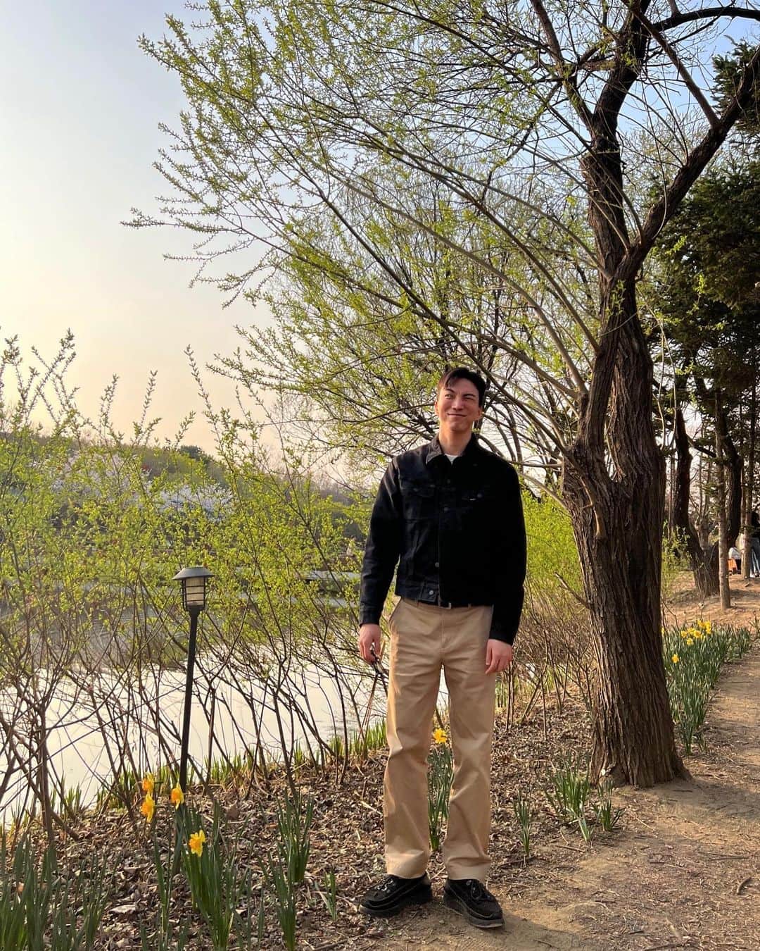 ト・サンウのインスタグラム：「서로 닮아간다는 것 🌳🚶🏻‍♂️」