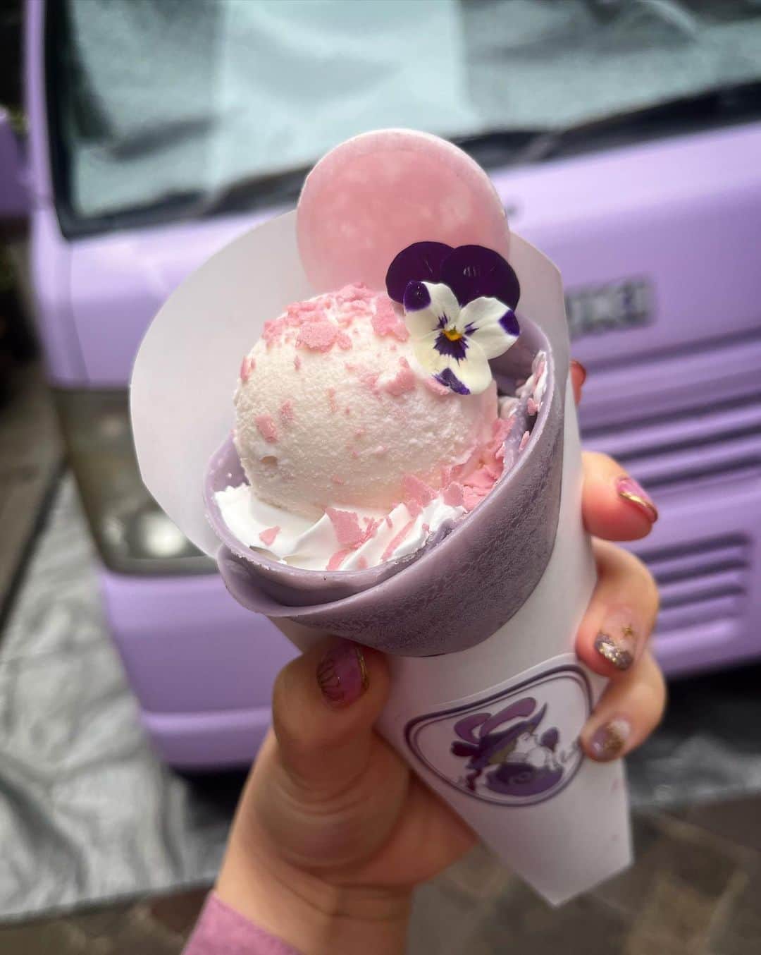 山井祥子さんのインスタグラム写真 - (山井祥子Instagram)「すみれ帽かぶって、すみれクレープを食べました。 さくら味のアイスが軽やかな甘さで、美味しかったなぁ。  #お花見 #葉桜だったけど」4月1日 11時26分 - shoko_yamai