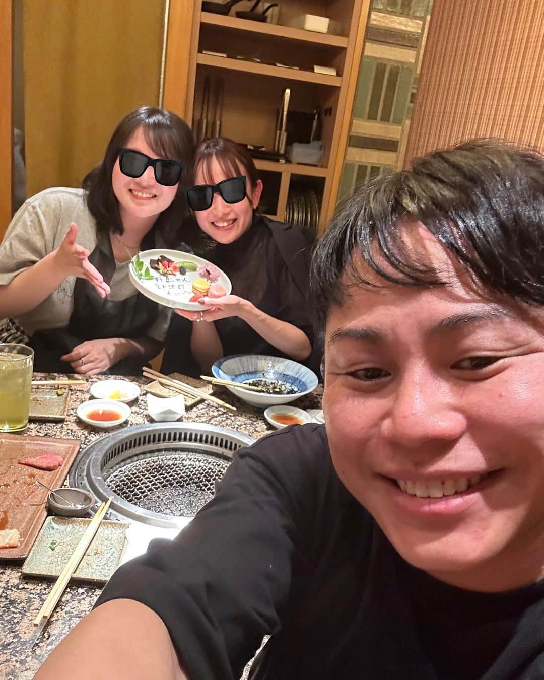 のインスタグラム：「誕生日月、最後の日にラストお祝いしてもろた！！ ハッピー^_^  #誕生日 #祝い #最高 #カラオケ」