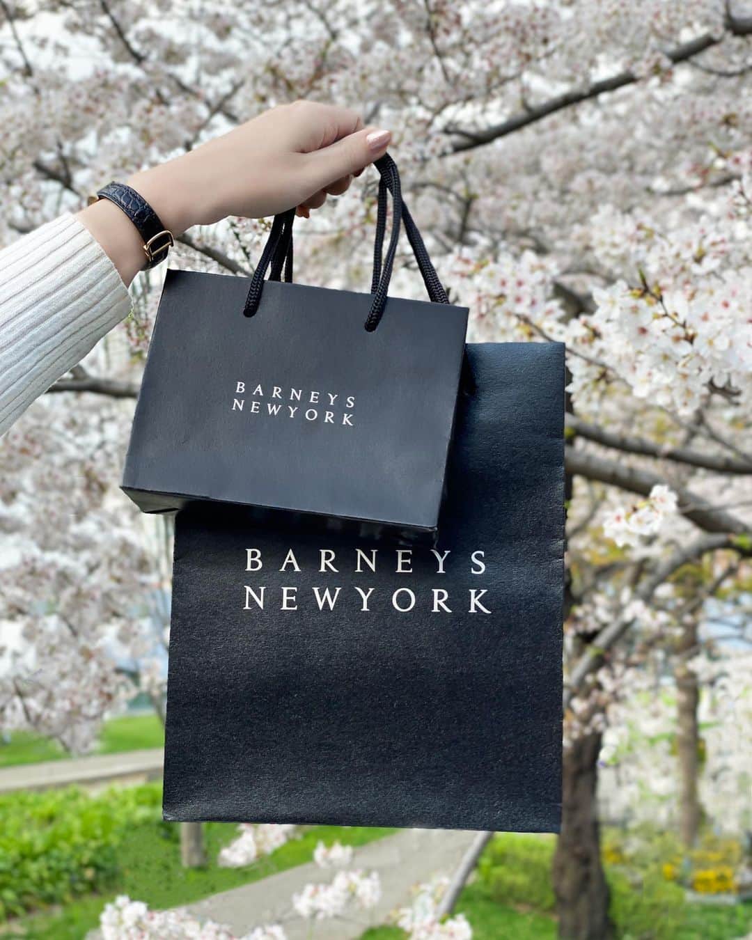 BARNEYS NEW YORKさんのインスタグラム写真 - (BARNEYS NEW YORKInstagram)「年度始めの今日はお花見日和ですね🌸 さぁ、笑顔を満開に咲かせて新年度を迎えましょう！  #バーニーズニューヨーク #barneysnewyork #barneysjapan」4月1日 11時30分 - barneysjapan