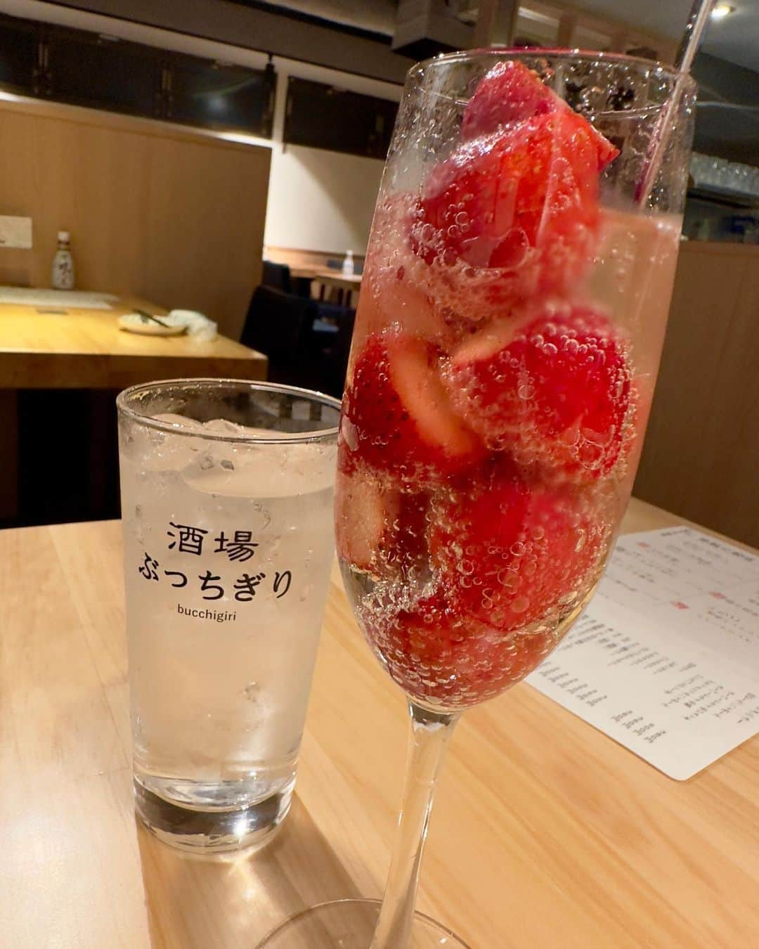 わっきーさんのインスタグラム写真 - (わっきーInstagram)「牛角の会社が大衆酒場を始めた。 【酒場ぶっちぎり】 ぶっちぎりで原価度外視やっちゃってました。 特に日本酒がヤバい。 超人気銘柄を激安で売ってます。  朝生きたまま店に届き、殻割りして提供されるホタテとホッキ貝は絶品。 メンチカツは過去一、肉汁が出てきた。 他にも季節限定メニューもあり。  一階は牛角本店が構えている。  #酒場ぶっちぎり #大衆酒場 #コスパ最高  #刺身 #天ぷら #東京グルメ #三軒茶屋グルメ  #youtube  #わっきーtv」4月1日 11時30分 - makoto_ishiwaki