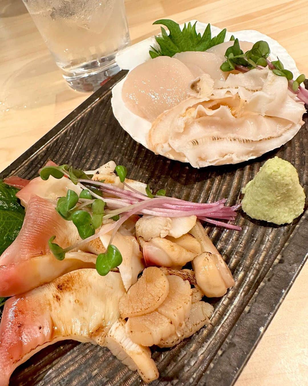 のインスタグラム：「牛角の会社が大衆酒場を始めた。 【酒場ぶっちぎり】 ぶっちぎりで原価度外視やっちゃってました。 特に日本酒がヤバい。 超人気銘柄を激安で売ってます。  朝生きたまま店に届き、殻割りして提供されるホタテとホッキ貝は絶品。 メンチカツは過去一、肉汁が出てきた。 他にも季節限定メニューもあり。  一階は牛角本店が構えている。  #酒場ぶっちぎり #大衆酒場 #コスパ最高  #刺身 #天ぷら #東京グルメ #三軒茶屋グルメ  #youtube  #わっきーtv」