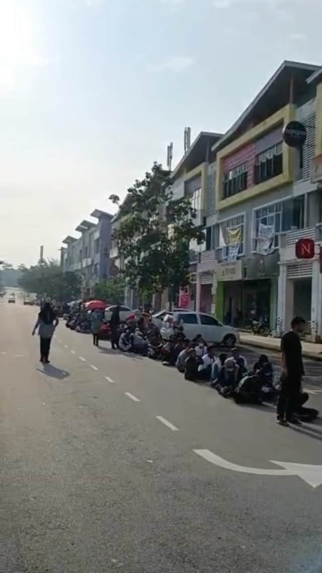 のインスタグラム：「Masyallah… ramai nya orang2 nak beli baju melayu wak doyok untuk hari pertama lounching 3 design yang baharu di butik starvilion @starvilion @wakdoyokclothing seksyen 7 shah alam. Dan partner2 wak di Johor Bahru @abg.tesla di Perda penang @zafirkaripap di starvilion @uciluna 🙏🏻」