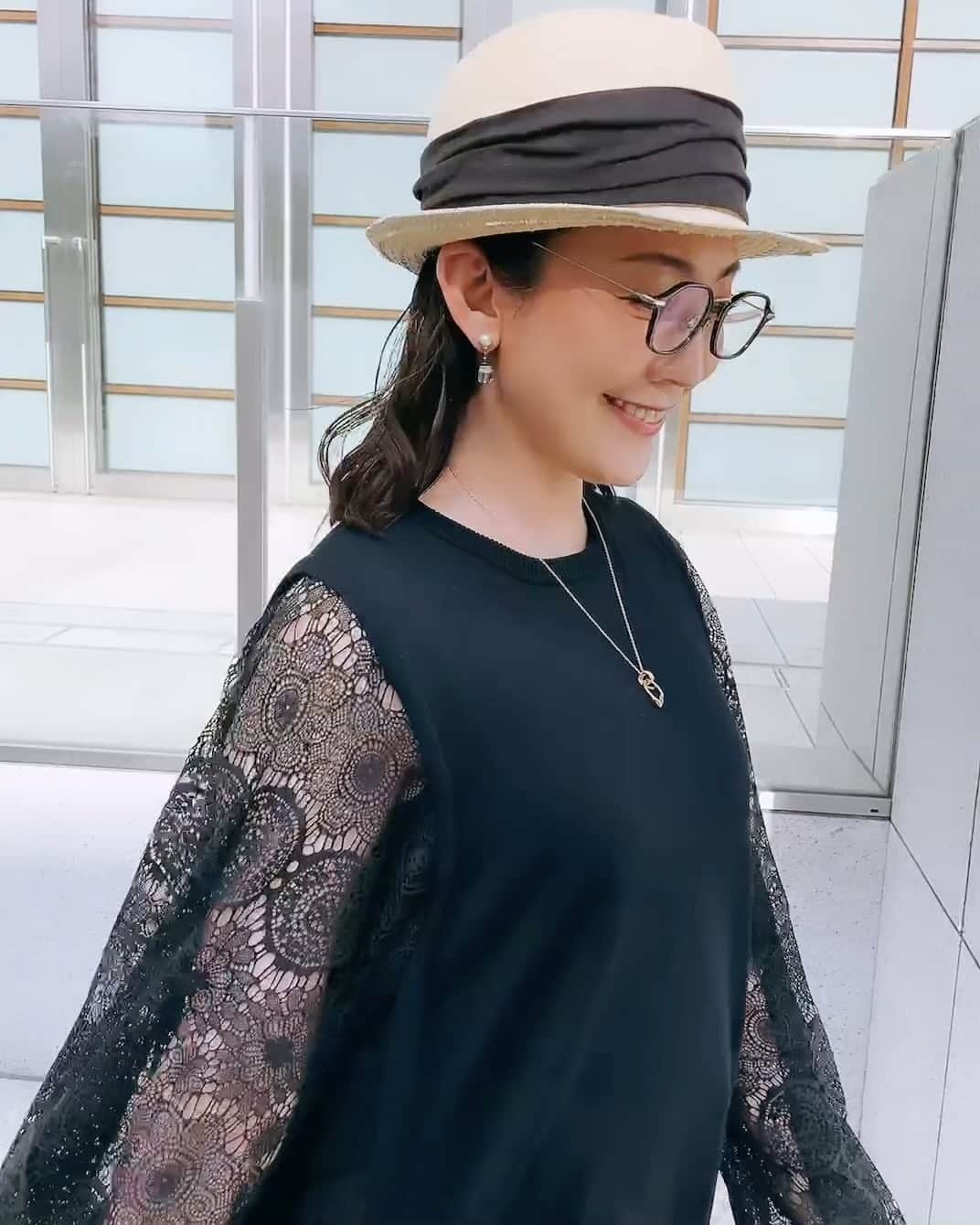 田中美里のインスタグラム：「4月始まりました！ ラジオ収録帰り。  #お散歩日和 #しましま」