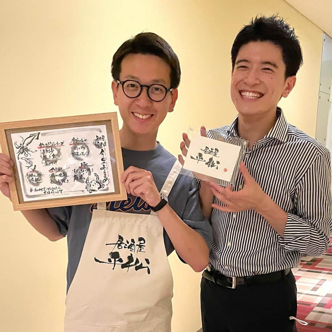 平松修造さんのインスタグラム写真 - (平松修造Instagram)「日テレを卒業した篠原光から、 素敵すぎるプレゼントをもらいました！  居酒屋平松のオリジナルエプロンと 表札とお品書き😂レベルが高すぎる😂 びっくりしすぎて嬉しすぎて、 ロッカー室で大声で驚いてました。 大事に使うので、またご来店下さい🍶  新人の時に一緒にZIP!を担当して、 5年で見違えるほど大きくなった篠原、 今日からまた新たなスタート、応援してます。  4月中の近況報告会を約束して、 ひとまずお別れしました。 またね！  @ko_shinohara  #居酒屋平松」4月1日 11時38分 - shuzohiramatsu_ntv