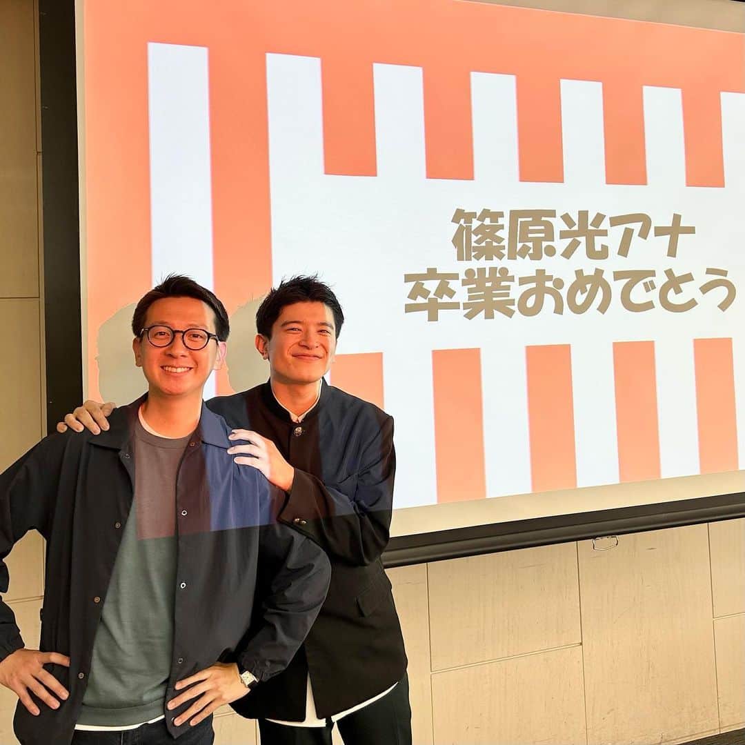 平松修造さんのインスタグラム写真 - (平松修造Instagram)「日テレを卒業した篠原光から、 素敵すぎるプレゼントをもらいました！  居酒屋平松のオリジナルエプロンと 表札とお品書き😂レベルが高すぎる😂 びっくりしすぎて嬉しすぎて、 ロッカー室で大声で驚いてました。 大事に使うので、またご来店下さい🍶  新人の時に一緒にZIP!を担当して、 5年で見違えるほど大きくなった篠原、 今日からまた新たなスタート、応援してます。  4月中の近況報告会を約束して、 ひとまずお別れしました。 またね！  @ko_shinohara  #居酒屋平松」4月1日 11時38分 - shuzohiramatsu_ntv