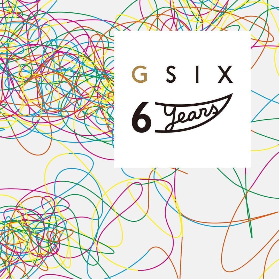 #ぶらエディターズ GINZA SIX オフィシャルのインスタグラム：「GINZA SIX 6th Anniversary   GINZA SIXは、2023年4月20日に開業6周年を迎えます🎊開業時から大切にしている「五感を超越した喜びや満足を提供し、6つ星価値級の価値を持った施設」でありたいという思いとともに、「6」という重要で特別な意味を持つ今年、ここにしかないもの、ここでしか味わえない体験をさらに追及し、皆さまをお迎えします☺️✨   本物のラグジュアリーを揃えたFASHIONは、今春オープンのニューショップ、メゾンの最先端モード、ウェルビーイングライフを彩る最旬アイテムなど、6周年を彩るニュースが目白押し👗💍   一流のシェフによる美食を極めたFOODは、今ここでしか食べられないスペシャルグルメ・スイーツが大集合！6周年限定メニューも見逃せません🍰👀💫   常に皆さまが触れ合える作品を提案してきたARTは、6周年を記念して美術作家・鬼頭健吾氏 @kitokengoが手がけた高さ4メートルのオブジェが1Fエントランスに登場✨   屋上GINZA SIXガーデンには、グラフィックアーティスト・YOSHIROTTEN氏 @yoshirottenがデザインしたアートパークが出現🎨心地よいBGMとともに、空を見ながらリラックスした時間をお過ごしいただけます🌲⛅️   皆さまとともに過ごした6年間に感謝を込め、スペシャルイベントや限定アイテムを盛りだくさんご用意したGINZA SIX 6th Anniversaryは、本日から5/7（日）まで開催中。Instagramでは後日、さまざまな周年企画をインフォメーションしますので、ぜひ一緒に楽しんでいただけたら幸いです😌❣️   6周年特別企画をすぐに知りたい方は、以下のURL🔗または、@ginzasix_official プロフィールのURL→TOPバナーから、特設ページをご覧ください！🙌🏻 https://ginza6.tokyo/gsix2023/6thanniversary  #6thAnniversary #anniversary #6周年 #fashion #ファッション #food #gourmet #グルメ #art #アート #publicart #パブリックアート #sculpture #installation #インスタレーション #artist #アーティスト #contemporaryart #現代アート #contemporaryartist #アートのある暮らし #限定 #ginza #銀座 #ginzasix #ギンザシックス   @ginzasix_official」