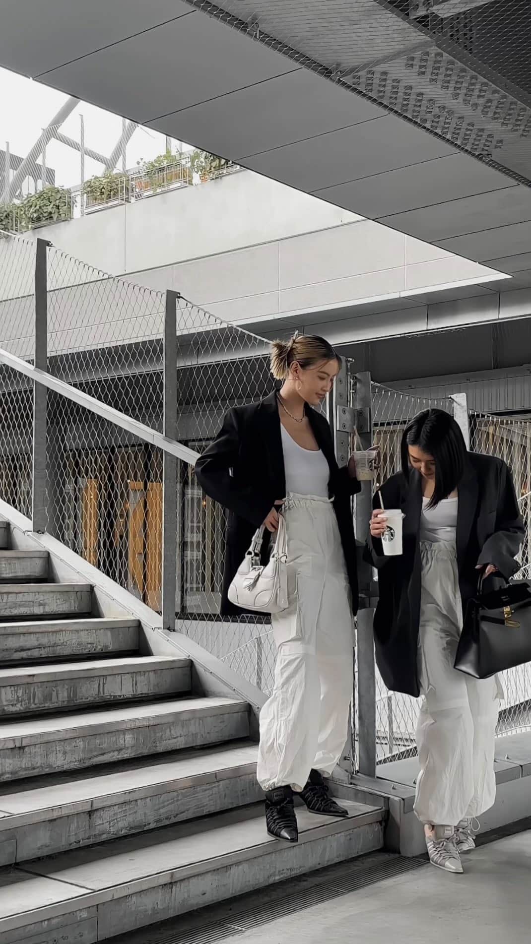 孫きょうのインスタグラム：「matching🩶🩶🩶 w/ @miokato3306   shoes @yelloshoes_official  pants @alexiastam_official」