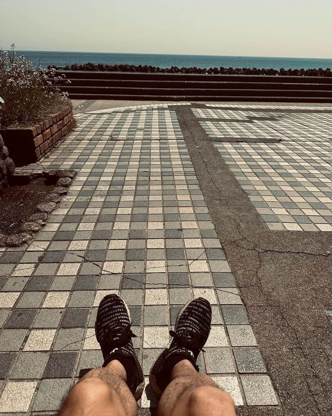 中野英雄のインスタグラム：「海沿いwalking 今日から短パンです 気持ちいい‼️  #instagood #enjoy #walking #yokosuka #happy」