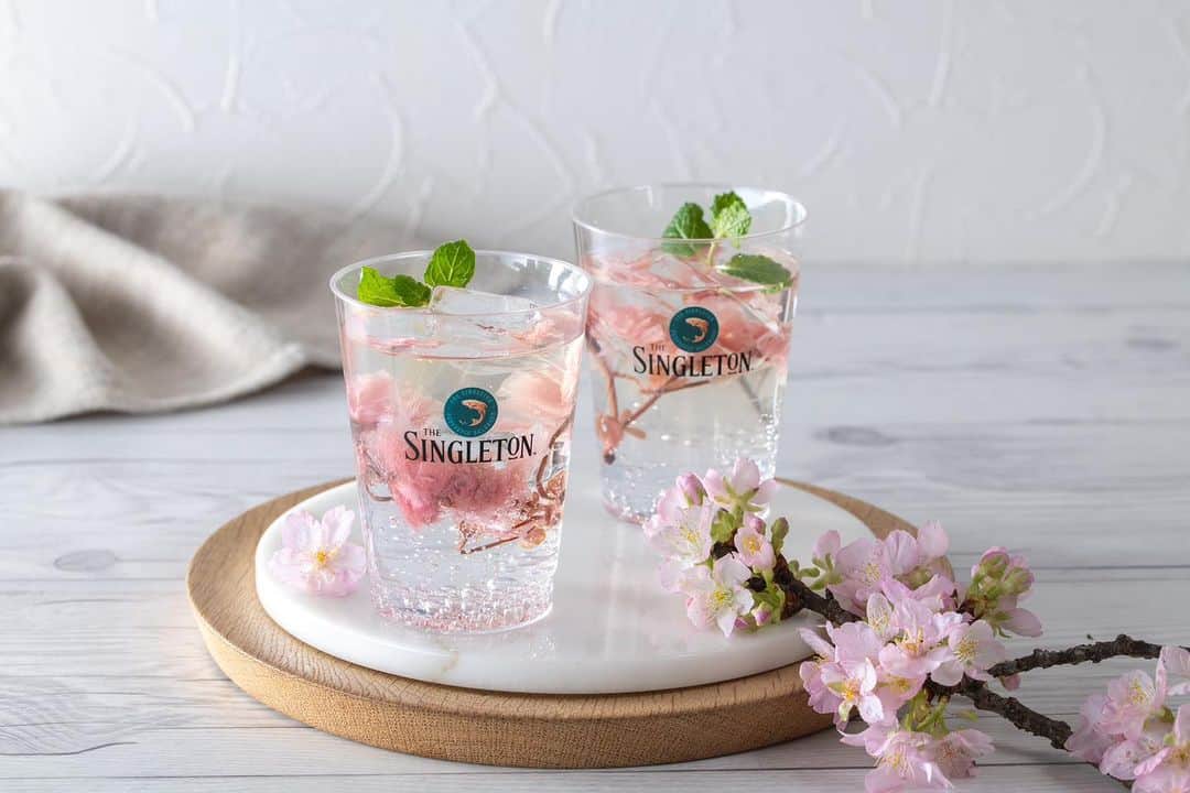 The Ritz-Carlton, Tokyoのインスタグラム：「期間限定の屋外ラウンジ「THE SINGLETON BLOSSOM LOUNGE」でご提供中の「ブロッサム ハイボール」は、シロップ漬けされた桜が春らしさを演出し、時間が経つにつれ、味わいが変化していきます。仕事終わりの1杯に、または華やかなスイーツとあわせてお楽しみください。  Looking for a chic springtime cocktail? Come and enjoy a Blossom Highball at THE SINGLETON BLOSSOM LOUNGE – the perfect way to end a long day. #BlossomLounge #RitzCarltonTokyo #ブロッサムラウンジ」