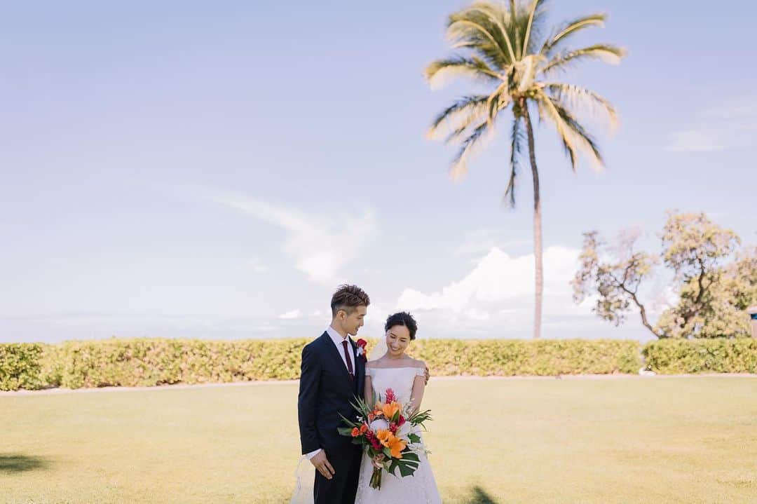 RealWeddingsのインスタグラム：「ハワイ島のラグジュアリーホテル「フェアモントオーキッド」でのワンシーン♡ハワイ島ならではの大自然の下で、贅沢なひとときをお過ごしいただけます。 ⁡ Planning:@realweddings_hawaii Photo:@visionarijapan   @jasondengphoto ⁡ ✳︎✳︎✳︎✳︎✳︎✳︎ ⁡ Real  Weddingsでは離島挙式のプランニングも承っております。是非お二人の想い描く挙式についてお聞かせくださいませ。皆様のご来店をお待ちしています。 ⁡ #ハワイ挙式#ハワイウェディング#ハワイウェディングプランナー#ハワイ結婚式#プレ花嫁#ハワイフォトウェディング#ハワイ前撮り#ハワイ島挙式#ハワイ島ウェディング#リアルウエディングス#フェアモントオーキッドウェディング #フェアモントオーキッドハワイ  #hawaii#instaphoto#hawaiiwedding#hawaiiweddingplanner#realweddings_hawaii」