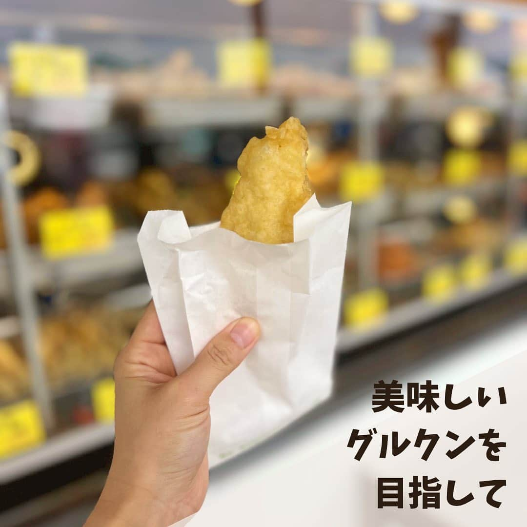 yuu sakuraiのインスタグラム：「こんにちは♪美味しいグルクンを目指して🐟 今日は朝から沖縄の糸満市にある〝お魚センター〟へ行ってきました。  ここは、お魚好きならぜひに行ってほしい✨  沖縄で採れるお魚が沢山並んでいて、  なんと‼︎新鮮なお魚をお刺身や煮付けやあら汁、唐揚げなどに調理されててその場で美味しく食べれちゃうんです✨  実は、ここはMK CAFEのオーナーの菊池さんが沖縄に移住してきた時に、 魚の勉強にも役立つと思って 優選手をここに連れてきたかったんだと連れてきてくれたところで、  グルクンバーガーの開発を進める際に、何かヒントになるものがあるかもしれないと浮かんで気づいたら車でブーンと向かってました👏🏻 @kiku_okinawa   そしたらね、そしたらね、 とても良い収穫がありました。 ｲﾂﾓｻﾘｹﾞﾅｸﾀｽｹﾗﾚﾃｲﾏｽ｡ｱﾘｶﾞﾄｳｺﾞｻﾞｲﾏｽ。笑  沖縄のお刺身って南国の海だからあまり美味しいものがあるという期待をしていませんでしたが、  ノンノン🤭 とてつもなく美味しい⭐︎  なんと沖縄は生マグロが日本有数の漁獲量を誇っているほど有名なんです。  ｼﾗﾅｶｯﾀｧ。。  今日も、国内の方も海外の方も沢山いらっしゃっていました！  そして、1番嬉しかったのが グルクン料理を出されているお店で、 グルクンの天ぷらが美味しすぎてこれって臭みがなくとても美味しいのですがどうしてですか⁇と聞いたら、  地元の方がこっちにおいでとグルクンの美味しくなる下処理の仕方を丁寧に教えてくれました。。  素敵な情報を沢山いただき本当に本当にありがたかったです。 ありがとうございます！  地元の方の優しさに触れて、 また頑張るパワーをもらいました！  朝から貴重な時間をありがとうございます♪ この後カフェに行ってお客様をお迎えしながらイメージを膨らませていきます⭐︎  皆さんも、1日ファイトです♪  #糸満 #お魚センター #グルクン  #鯖 #さば　#鯖バーガー #沖縄カフェ#沖縄グルメ#沖縄観光#沖縄旅行 #海の見えるカフェ#ハンバーガー #沖縄南部カフェ#瀬長島#ウミカジテラス #瀬長島ウミカジテラス #fishburger #umikajiterrace#okinawa#japan#mkcafe」