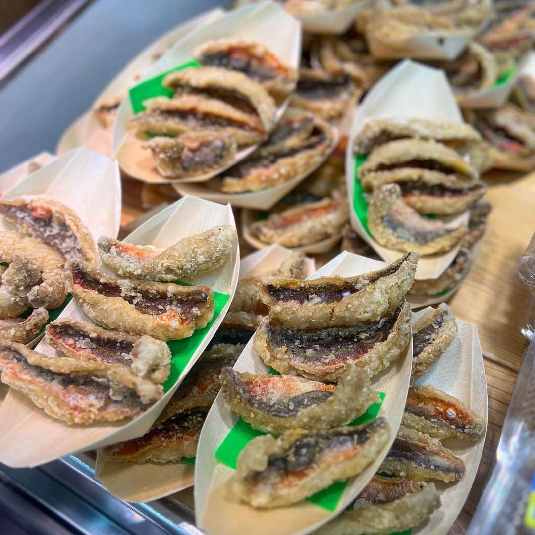 yuu sakuraiさんのインスタグラム写真 - (yuu sakuraiInstagram)「こんにちは♪美味しいグルクンを目指して🐟 今日は朝から沖縄の糸満市にある〝お魚センター〟へ行ってきました。  ここは、お魚好きならぜひに行ってほしい✨  沖縄で採れるお魚が沢山並んでいて、  なんと‼︎新鮮なお魚をお刺身や煮付けやあら汁、唐揚げなどに調理されててその場で美味しく食べれちゃうんです✨  実は、ここはMK CAFEのオーナーの菊池さんが沖縄に移住してきた時に、 魚の勉強にも役立つと思って 優選手をここに連れてきたかったんだと連れてきてくれたところで、  グルクンバーガーの開発を進める際に、何かヒントになるものがあるかもしれないと浮かんで気づいたら車でブーンと向かってました👏🏻 @kiku_okinawa   そしたらね、そしたらね、 とても良い収穫がありました。 ｲﾂﾓｻﾘｹﾞﾅｸﾀｽｹﾗﾚﾃｲﾏｽ｡ｱﾘｶﾞﾄｳｺﾞｻﾞｲﾏｽ。笑  沖縄のお刺身って南国の海だからあまり美味しいものがあるという期待をしていませんでしたが、  ノンノン🤭 とてつもなく美味しい⭐︎  なんと沖縄は生マグロが日本有数の漁獲量を誇っているほど有名なんです。  ｼﾗﾅｶｯﾀｧ。。  今日も、国内の方も海外の方も沢山いらっしゃっていました！  そして、1番嬉しかったのが グルクン料理を出されているお店で、 グルクンの天ぷらが美味しすぎてこれって臭みがなくとても美味しいのですがどうしてですか⁇と聞いたら、  地元の方がこっちにおいでとグルクンの美味しくなる下処理の仕方を丁寧に教えてくれました。。  素敵な情報を沢山いただき本当に本当にありがたかったです。 ありがとうございます！  地元の方の優しさに触れて、 また頑張るパワーをもらいました！  朝から貴重な時間をありがとうございます♪ この後カフェに行ってお客様をお迎えしながらイメージを膨らませていきます⭐︎  皆さんも、1日ファイトです♪  #糸満 #お魚センター #グルクン  #鯖 #さば　#鯖バーガー #沖縄カフェ#沖縄グルメ#沖縄観光#沖縄旅行 #海の見えるカフェ#ハンバーガー #沖縄南部カフェ#瀬長島#ウミカジテラス #瀬長島ウミカジテラス #fishburger #umikajiterrace#okinawa#japan#mkcafe」4月1日 12時02分 - food_yuu