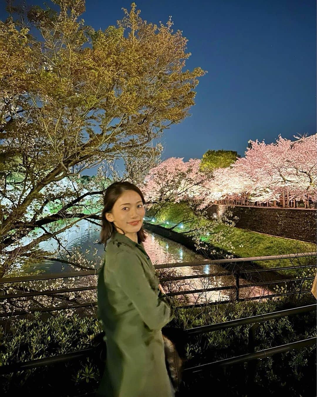 戸崎奈津のインスタグラム：「Sakura light up at Chidorigafuchi,🌸 One of the best place in Tokyo to see the cherry blossoms 🌸 ⛵️ 夜桜ライトアップ間に合った🫶💚💗💙  #桜 #yozakura #sakura #tokyo #夜桜 #千鳥ヶ淵 #cherryblossoms #chidorigafuchi #chidorigafuchipark #sakura🌸 #🌸 #桜スポット #東京 #お花見 #tokyotokyo」